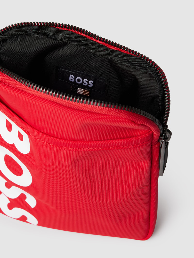 Umhängetasche mit Label-Print Modell 'CATCH' in rot