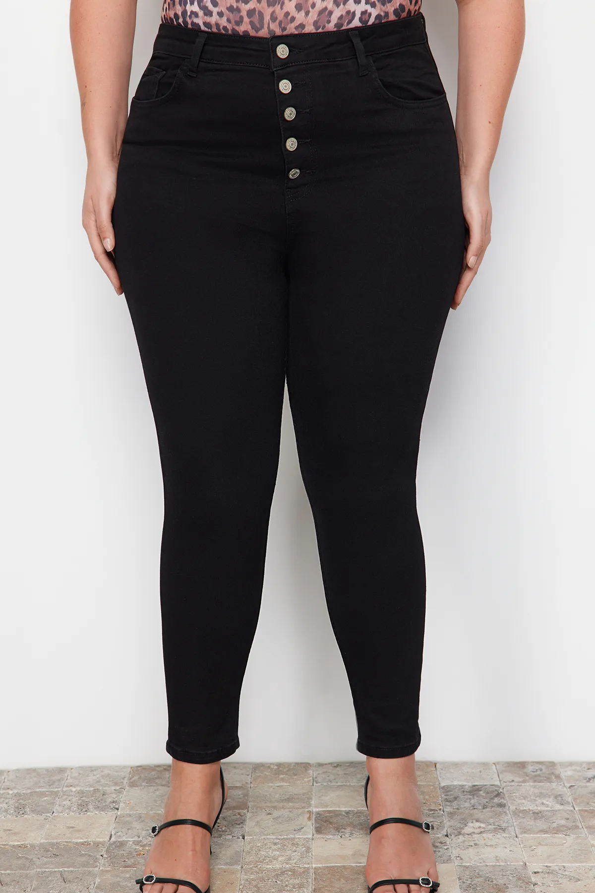 Trendyol Curve  Schwarze Skinny-Jeans mit hoher Taille und Knopfleiste vorne TBSSS22JE0373