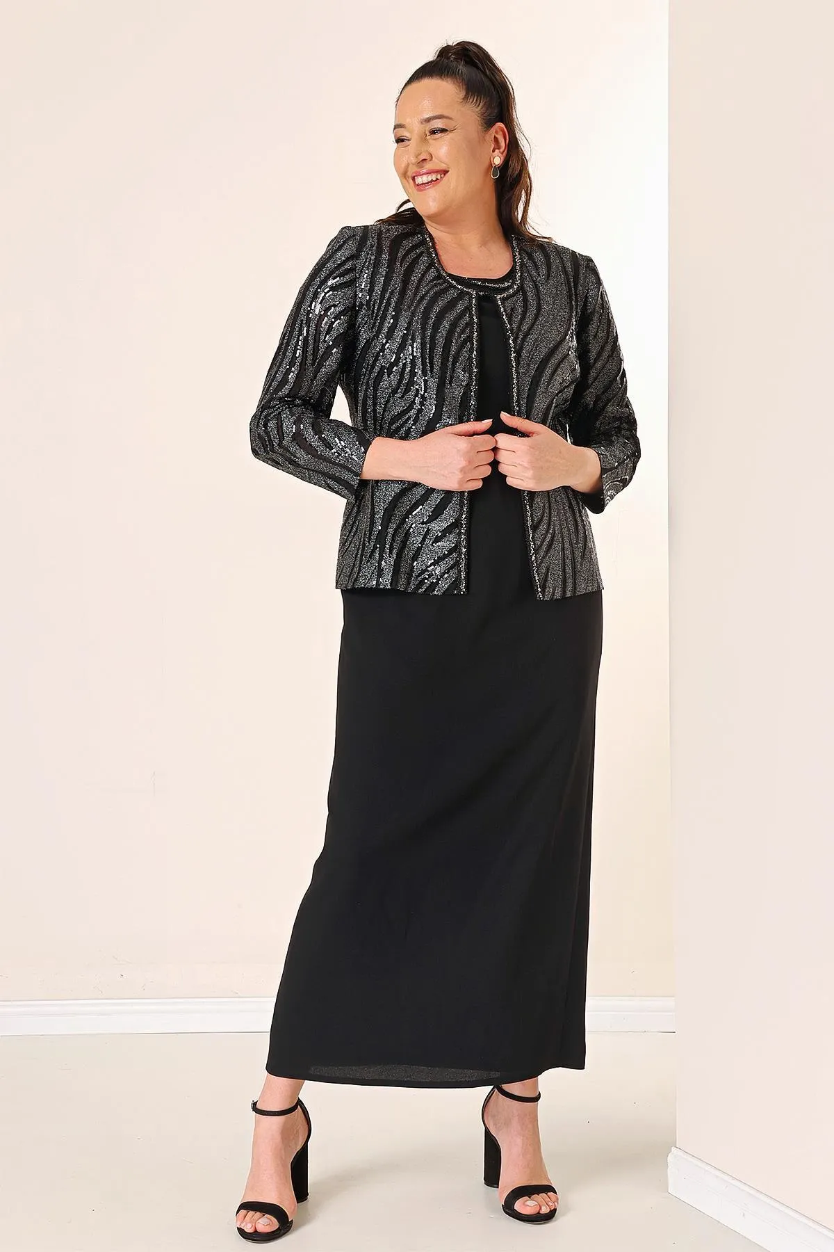 By Saygı  Zweiteiliges Set mit Paillettenjacke, gefüttertem Kreppkleid mit Halbmondärmeln und Übergröße