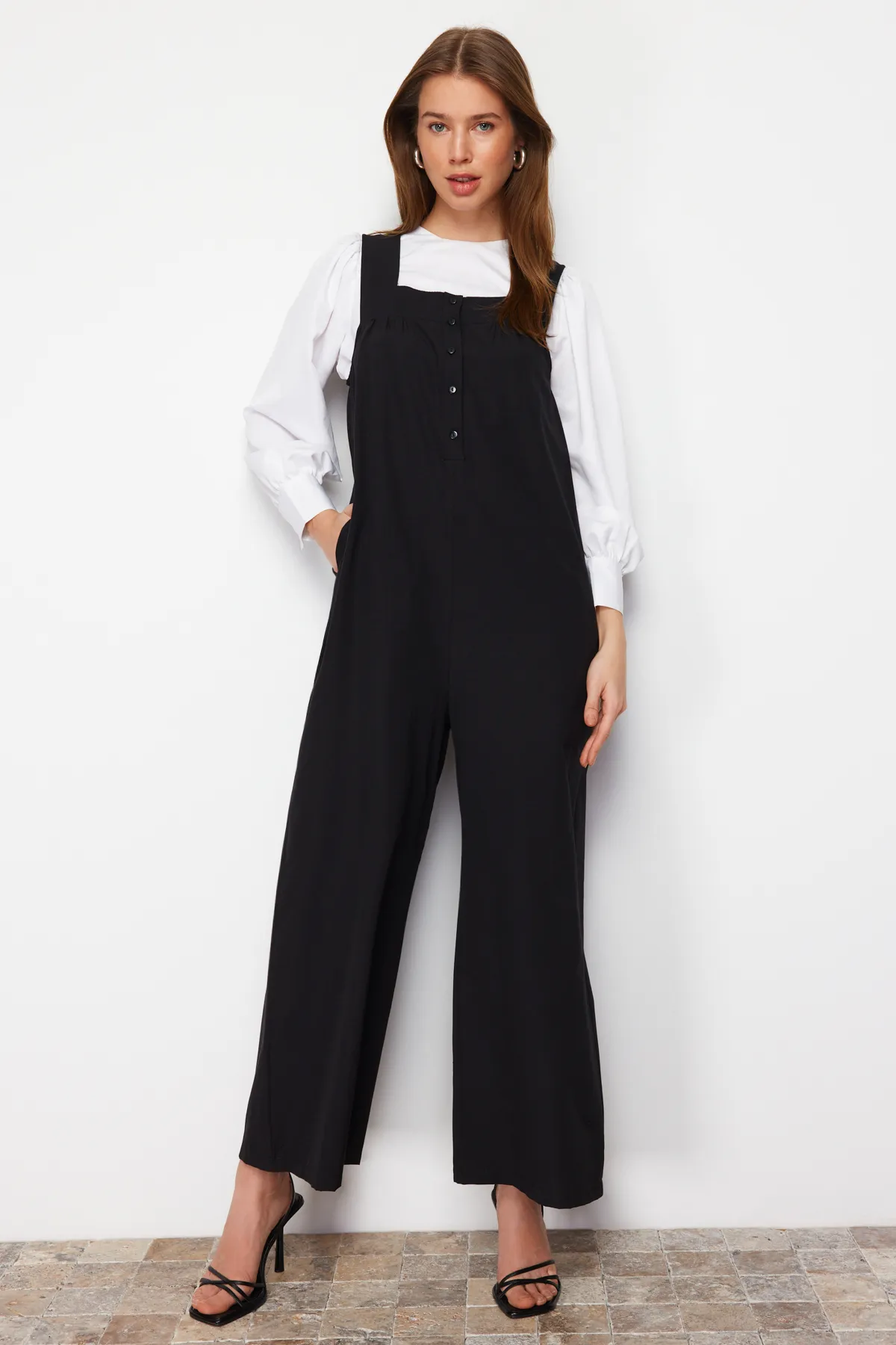 Trendyol Modest  Schwarzer, gewebter Overall mit breiten Trägern und Knöpfen und weitem Bein TCTSS22TL0008