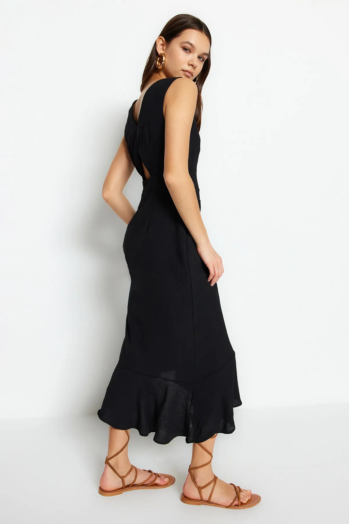 Trendyol Collection  Schwarzes Midi-Webkleid mit Knopfdetail und geradem Schnitt TWOSS23EL02158