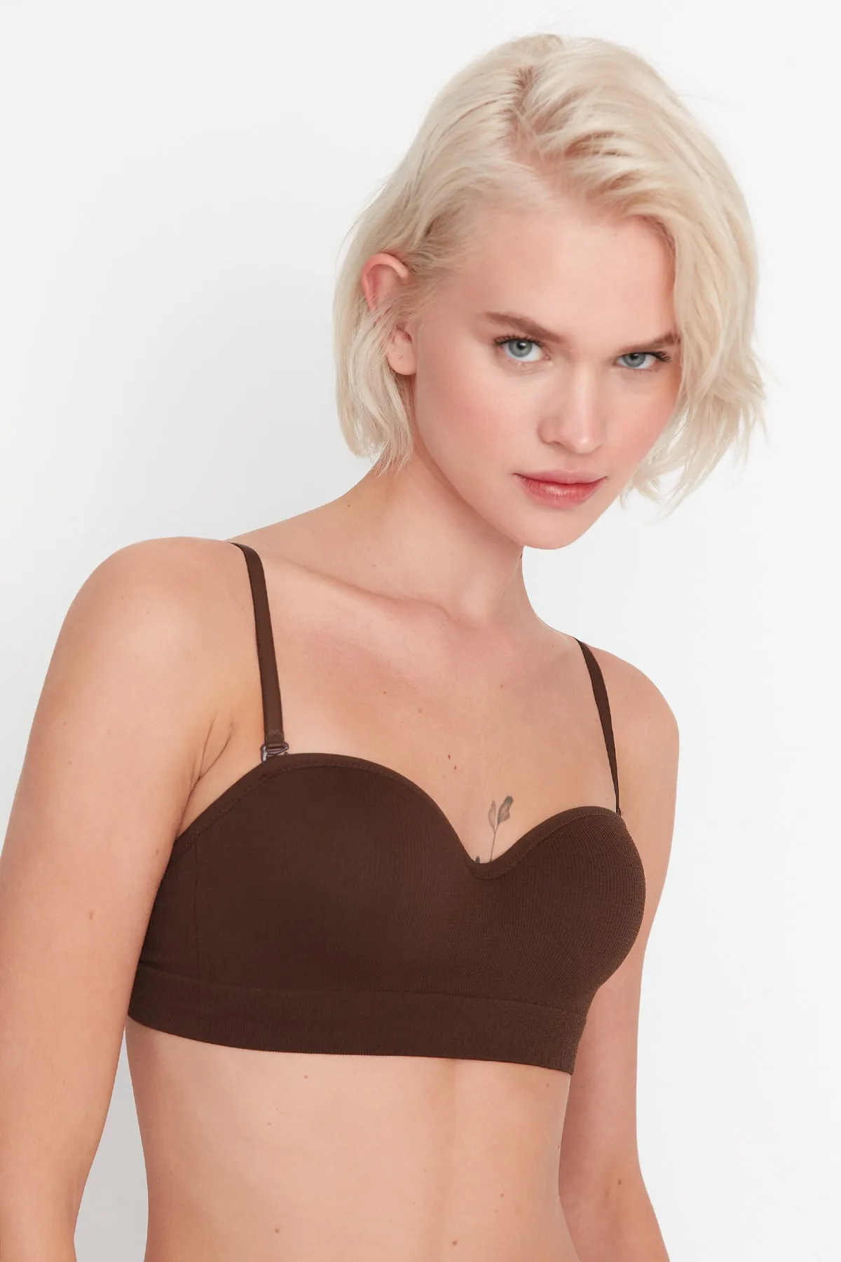 Trendyol Collection  Dunkelbrauner nahtloser/nahtlos beschichteter abnehmbarer trägerloser Strick-BH mit Träger THMAW23SU00069