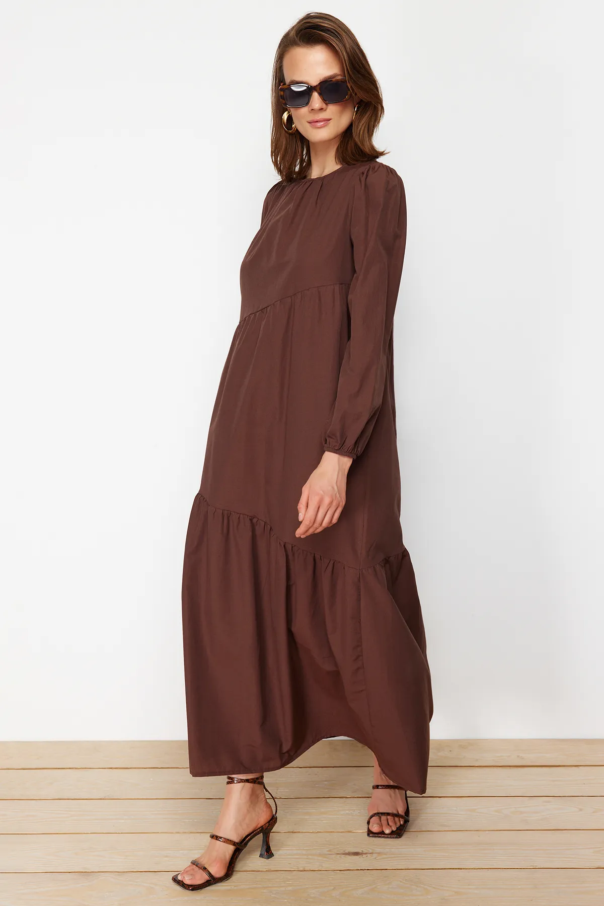 Trendyol Modest  Braunes, gerafftes Popeline-Gewebekleid mit Rundhalsausschnitt TCTSS21EL3470