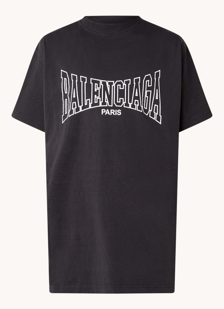 Balenciagan ylisuuri t-paita logolla