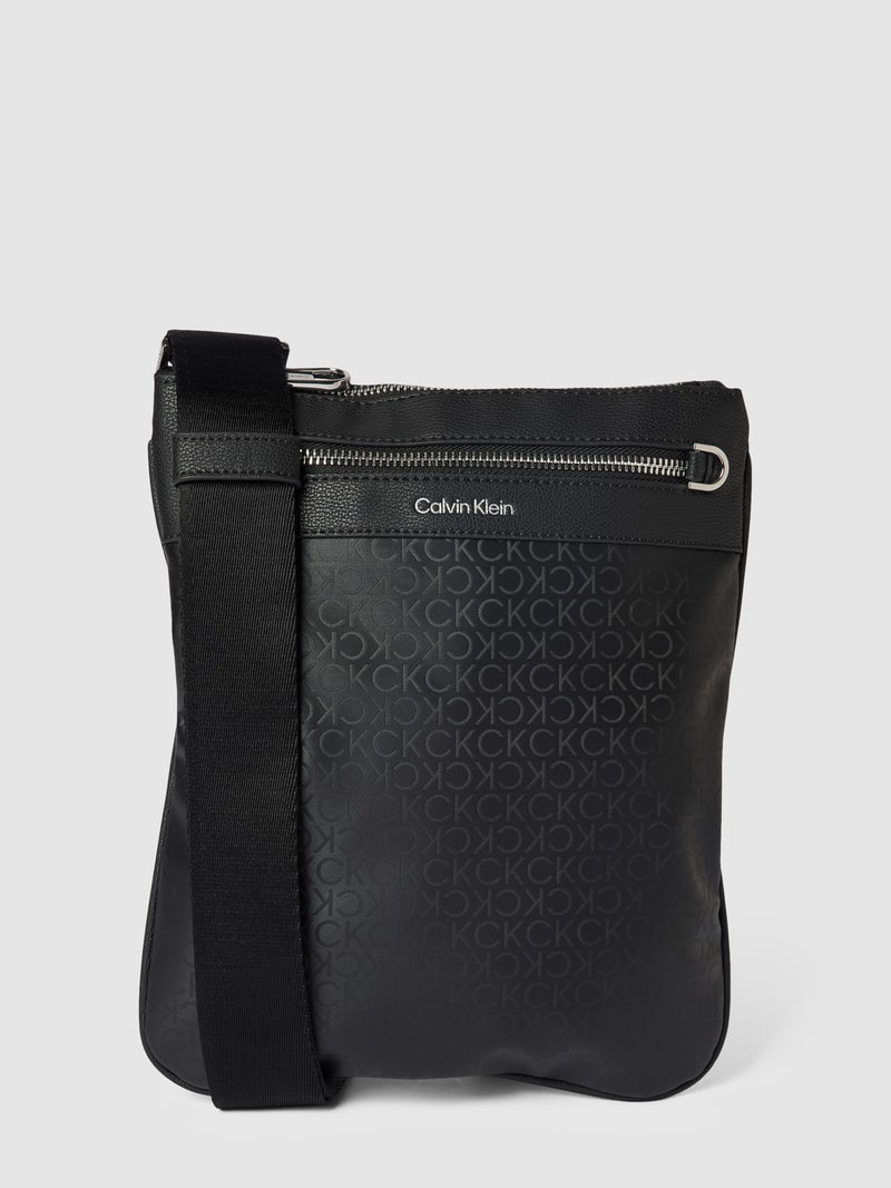 Umhängetasche mit Label-Details Modell 'FLATPACK' in schwarz