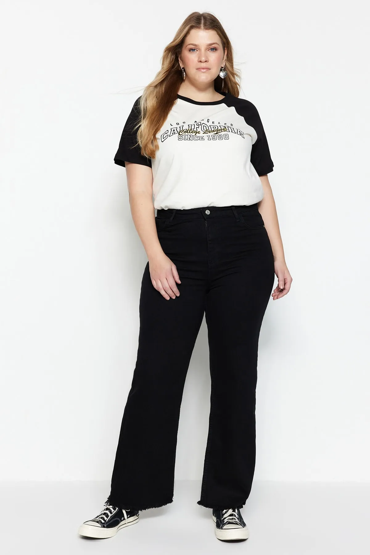 Trendyol Curve  Schwarze High-Waist-Jeans mit weitem Bein und schmutziger Spitze TBBSS23CJ00009