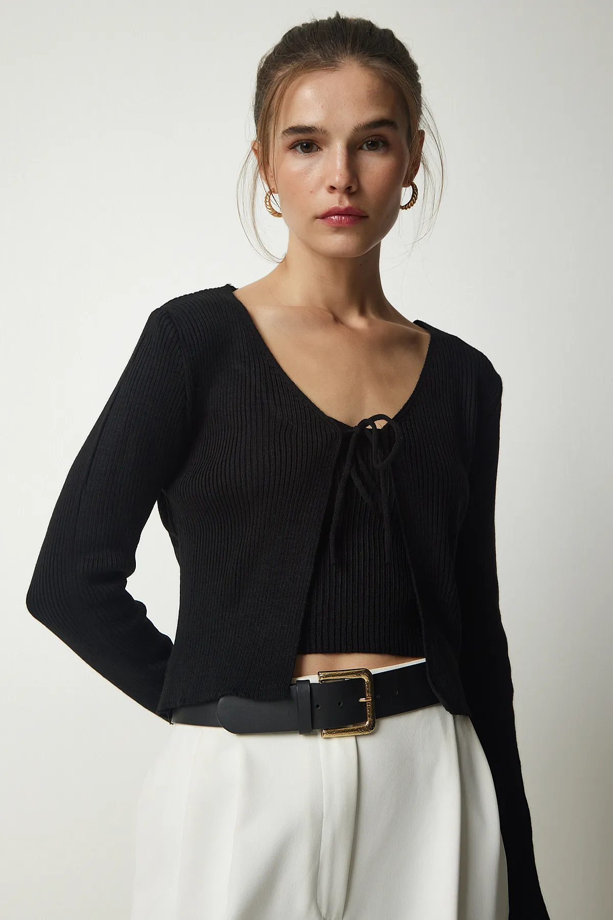 Happiness İstanbul  Schwarzes Crop-Cardigan-Set aus Rippstrick für Damen MT00143