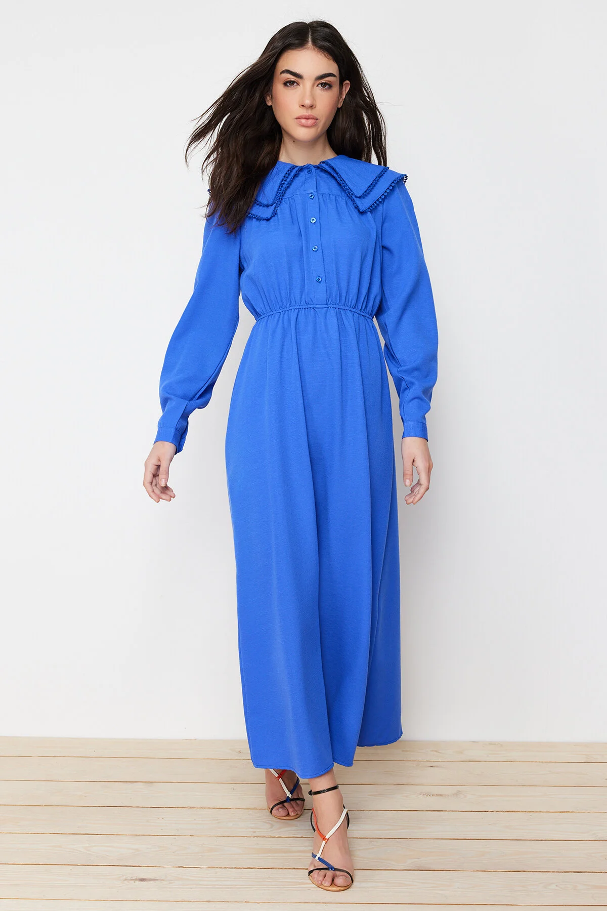 Trendyol Modest  Blaues, gewebtes Kleid in Leinenoptik mit Babykragen TCTSS24EB00061