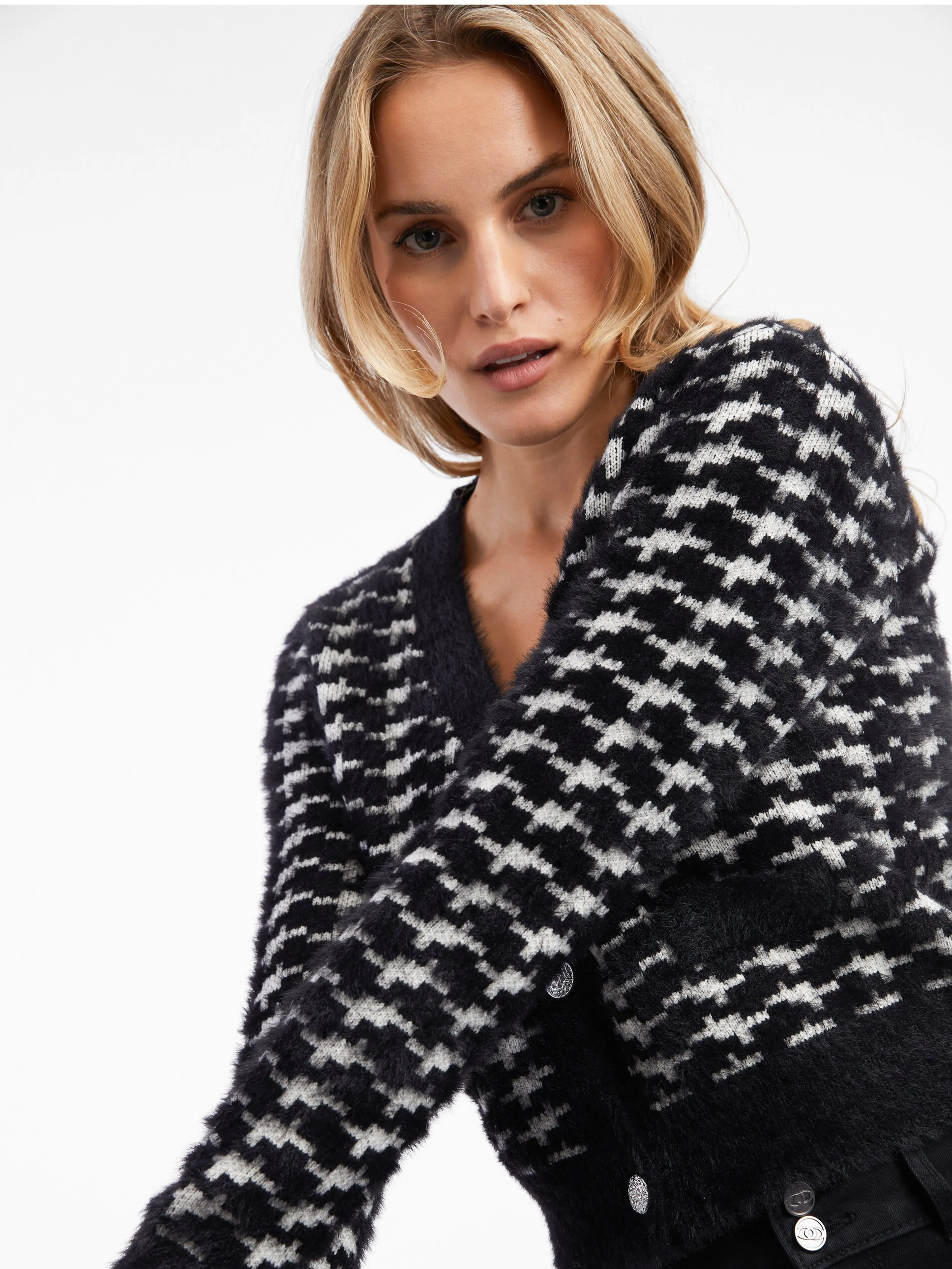Weiß-schwarz gemusterte Damen-Strickjacke ORSAY