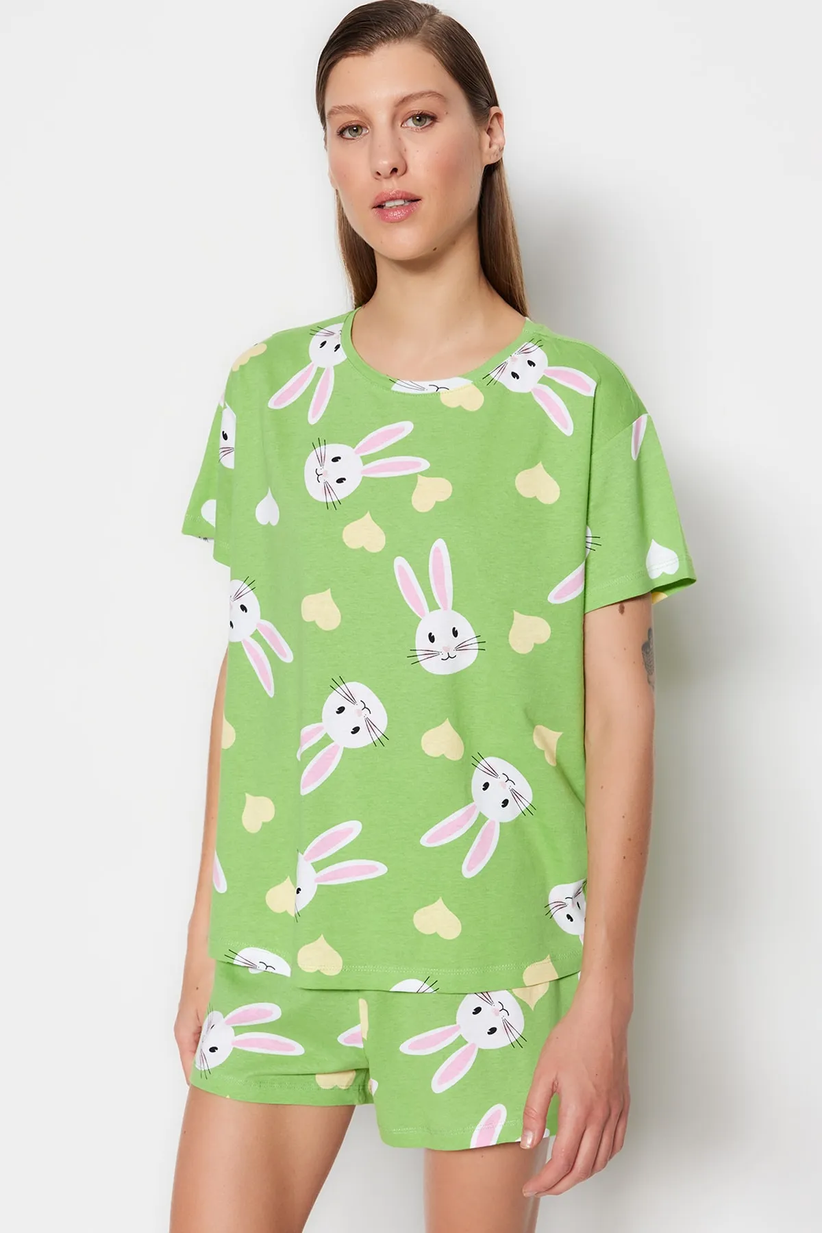 Trendyol Collection  Grünes Strickpyjama-Set mit T-Shirt und Shorts aus 100 % Baumwolle mit Herz-Hasen-Muster THMSS23PT00005