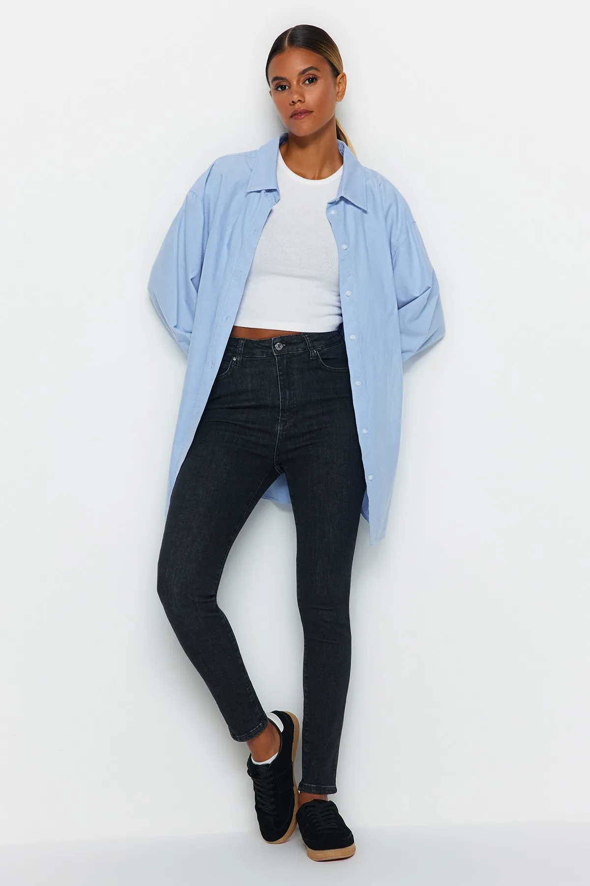 Trendyol Collection  Schwarze Röhrenjeans mit normaler Taille TWOAW24JE00067