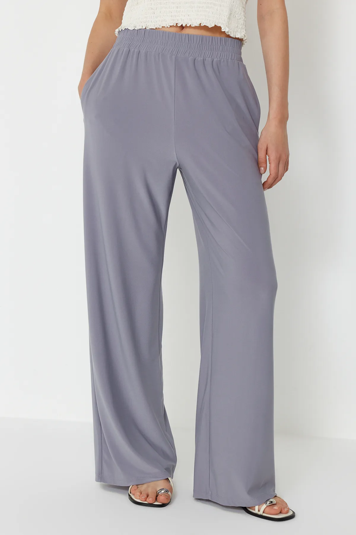 Trendyol Collection  Graue, weit geschnittene/locker geschnittene, dehnbare Strickhose mit hoher Taille TWOSS23PL00129