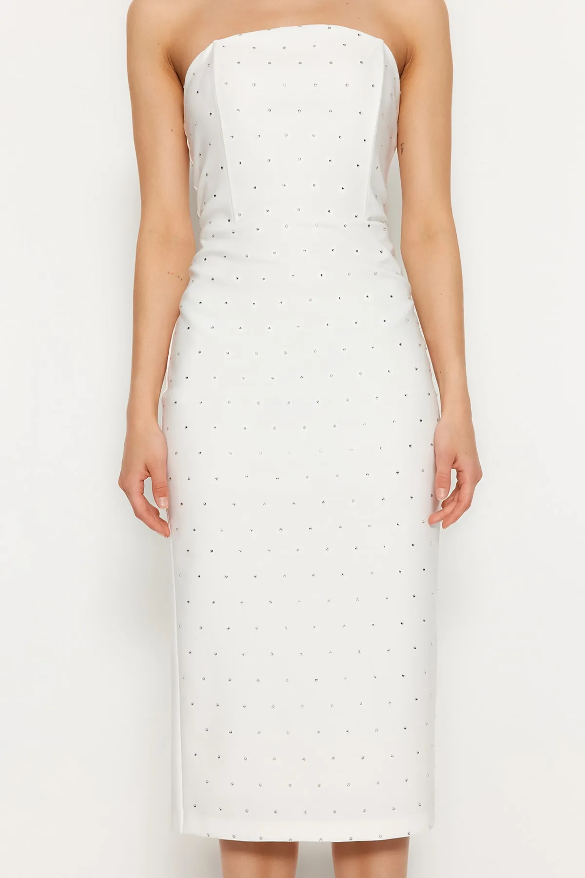 Trendyol Collection  Ecrufarbenes, körperbetontes, gefüttertes, gewebtes, glänzendes, juwelenbesetztes Abendkleid Gece Elbisesi TPRSS23EL00476