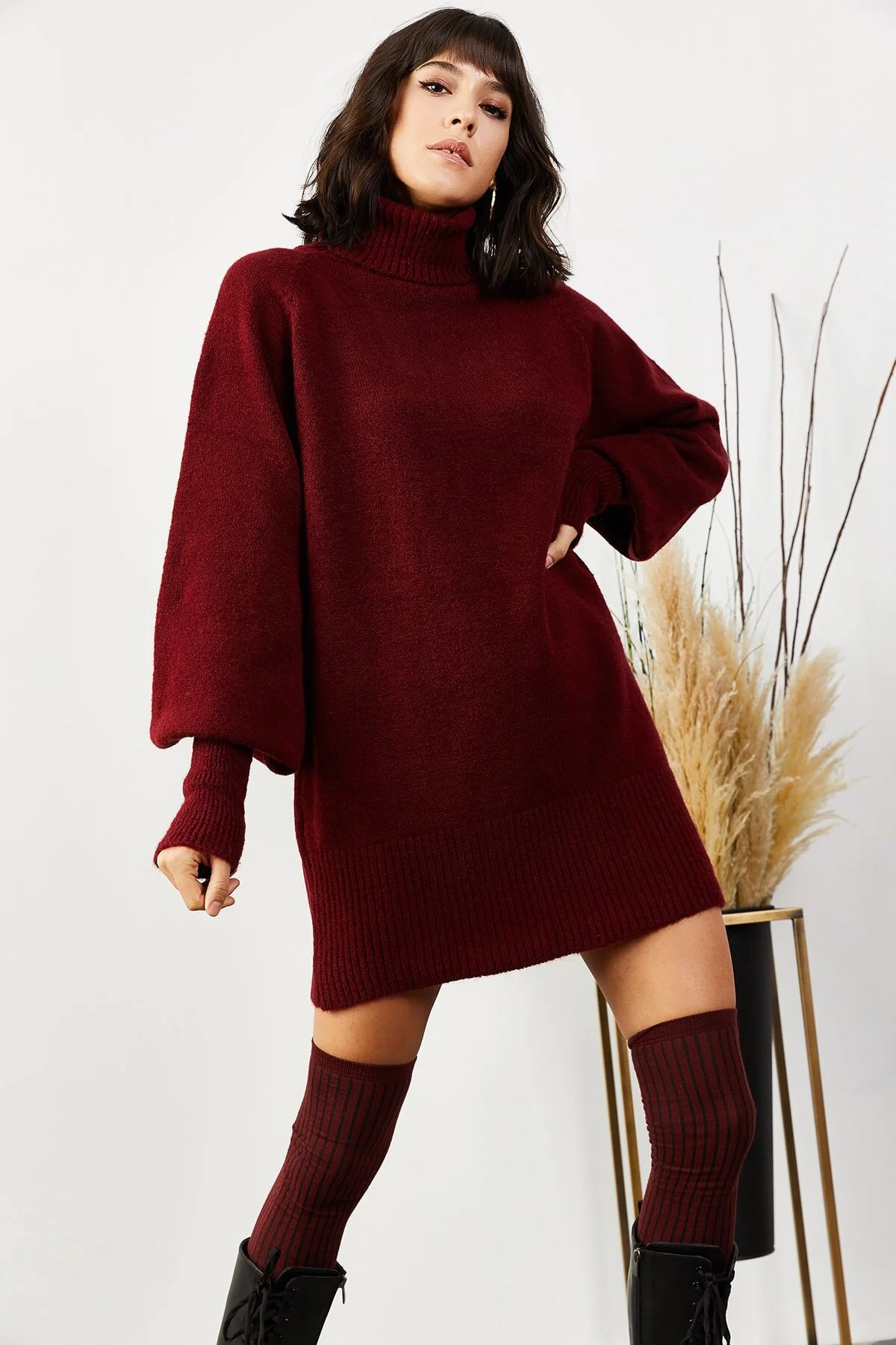 Olalook  Burgunderfarbenes, lockeres Strickkleid mit Rollkragen und Ballonärmeln für Damen ELB-19000867