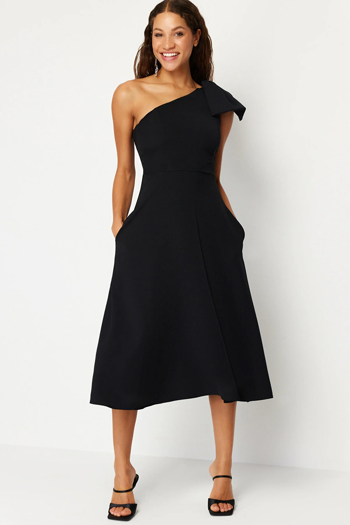 Trendyol Collection  Elegantes Abendkleid mit schwarzer Schleife TPRSS24EL00105