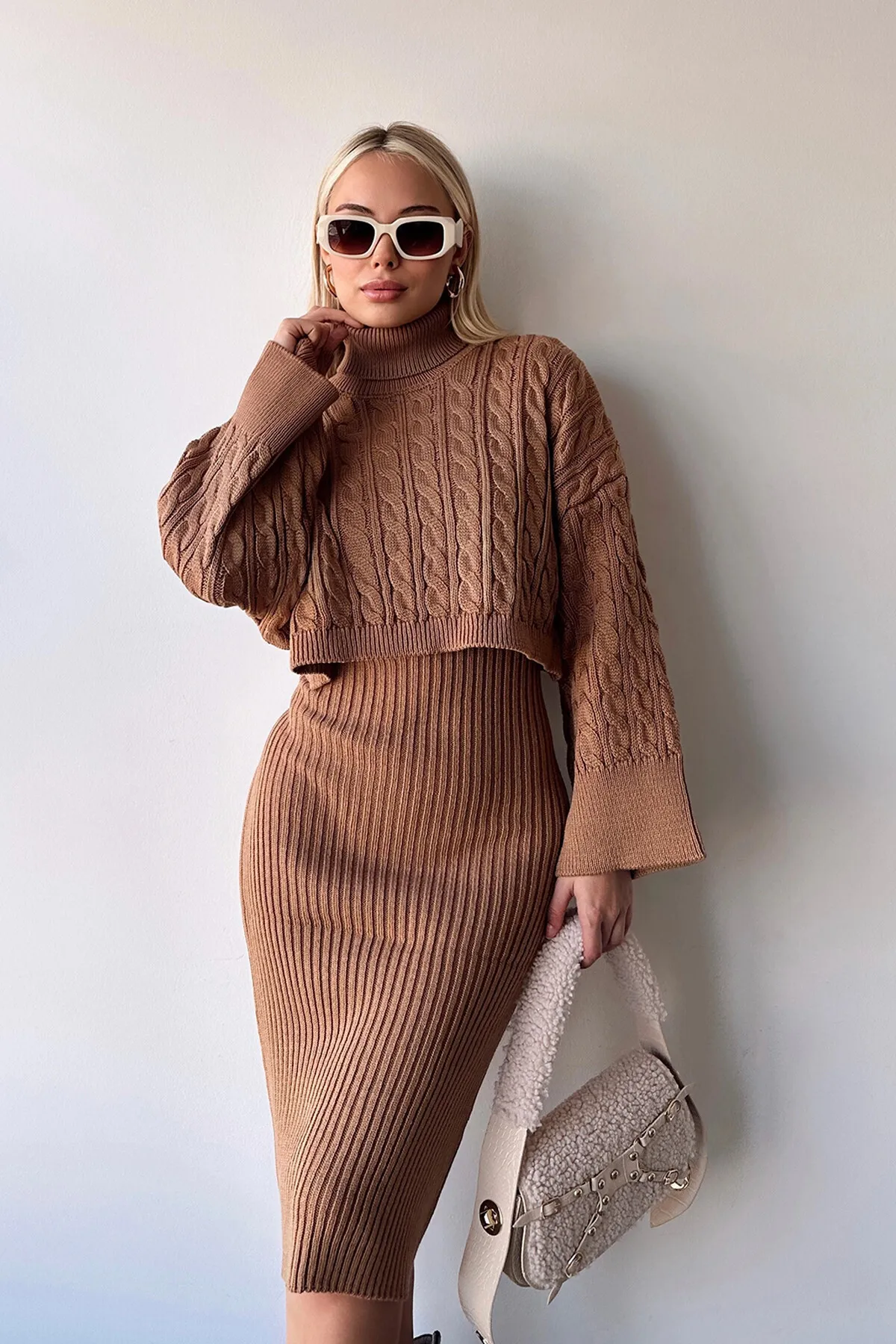 ZF BUTİK  Set aus schwarzem Rollkragenpullover mit gestricktem Motiv und Strickkleid