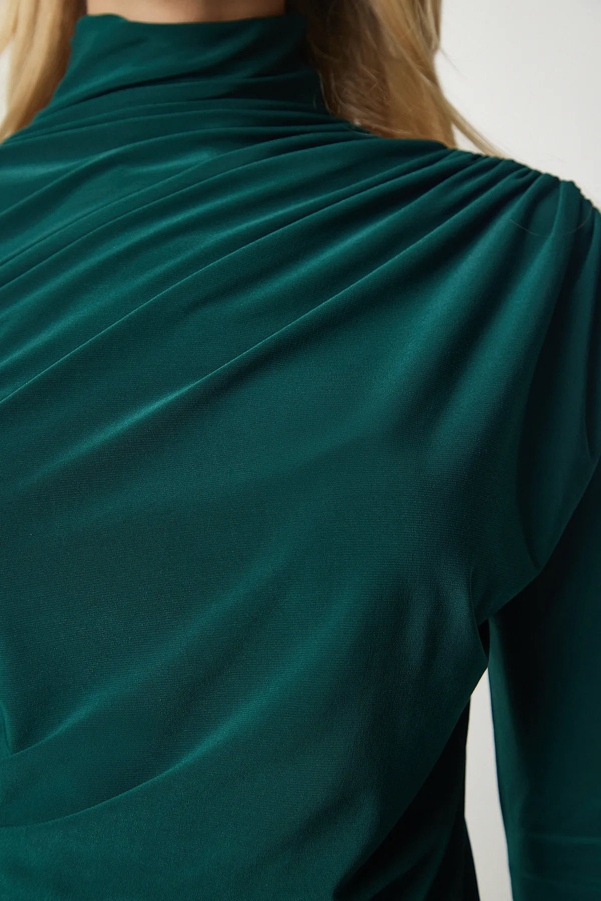 Happiness İstanbul  Dunkelgrüne geraffte, detaillierte Sandy-Bluse mit hohem Kragen für Damen FF00135