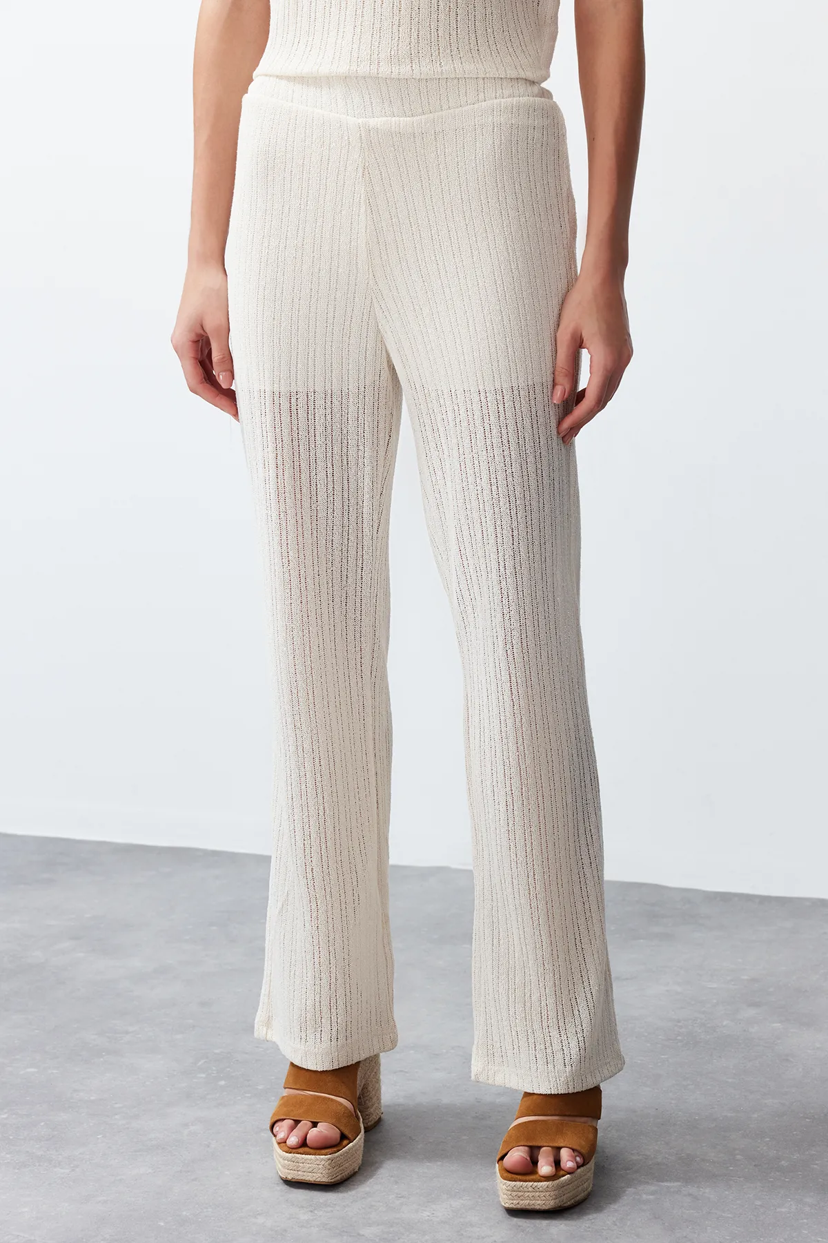 Trendyol Collection  Ecrufarbenes Set aus Strickoberteil und -unterteil in Strickoptik mit V-Ausschnitt und normaler Passform TWOSS24AU00022