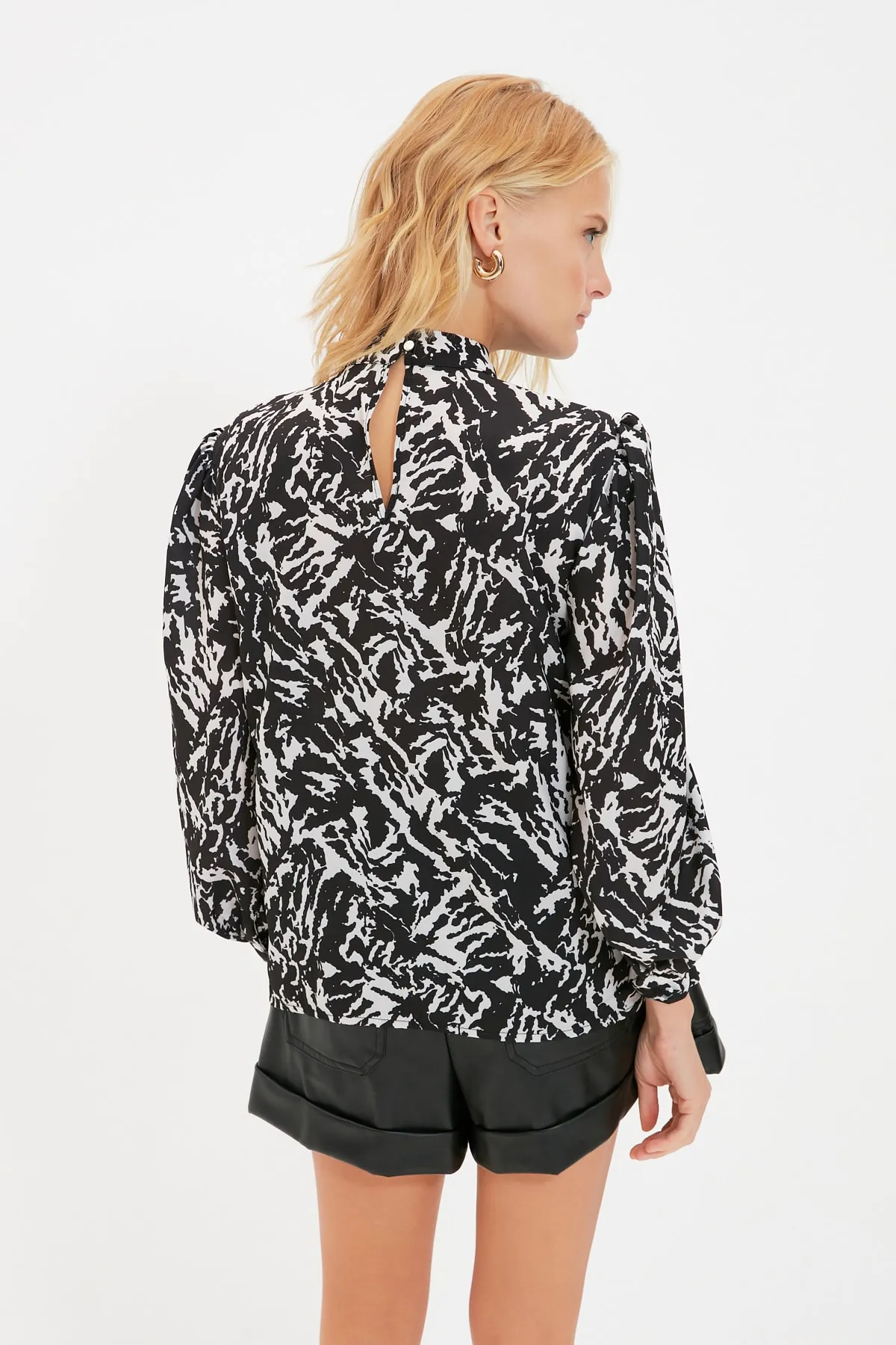 Trendyol Collection  Mehrfarbige Webbluse mit hohem Kragen und Zebramuster TWOAW21BZ0269
