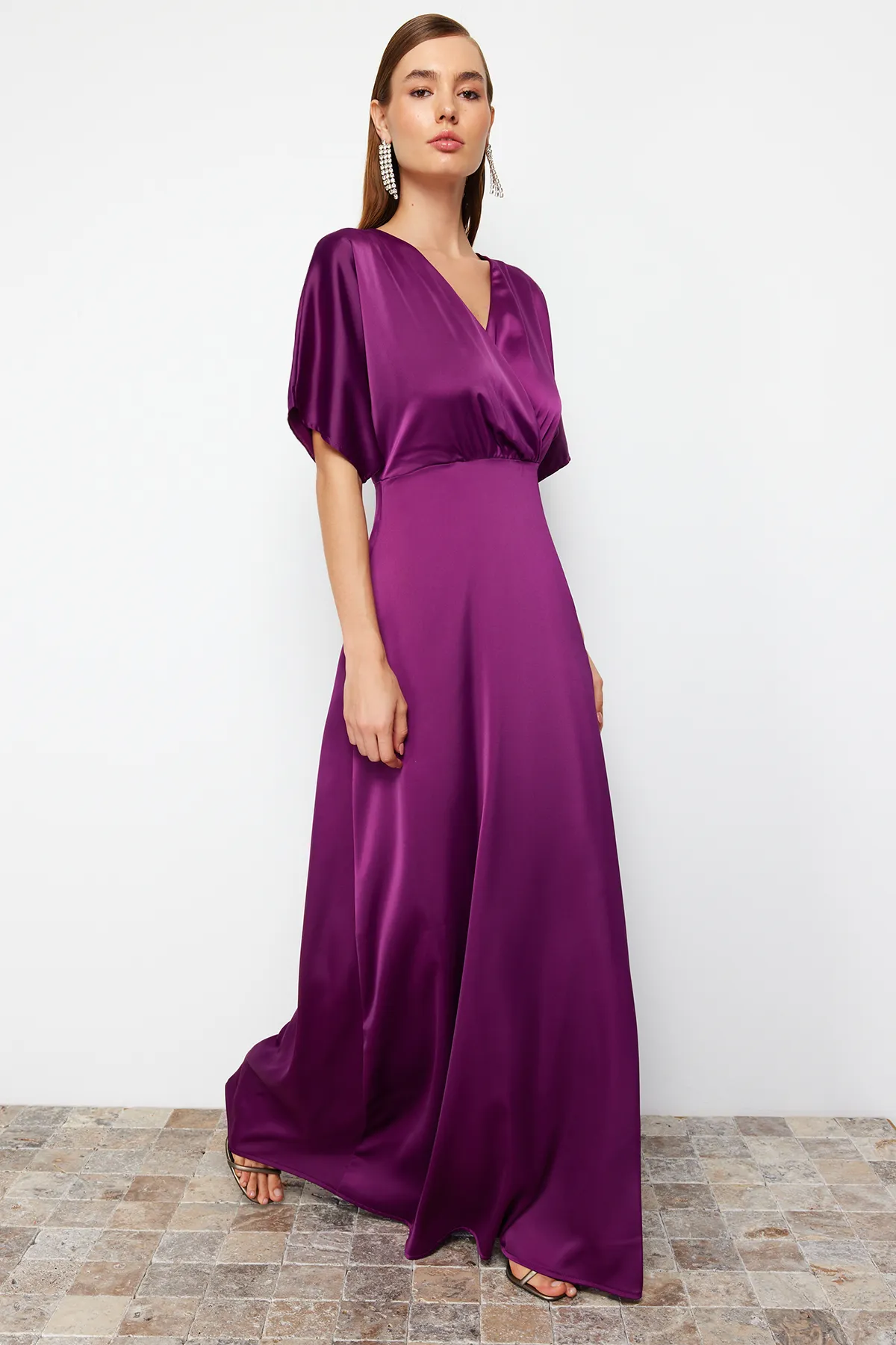 Trendyol Collection  Pflaumefarbenes Abendkleid mit Taillenöffnung/Skater-Webstoff, langes Nachtsatin TPRSS24AE00008
