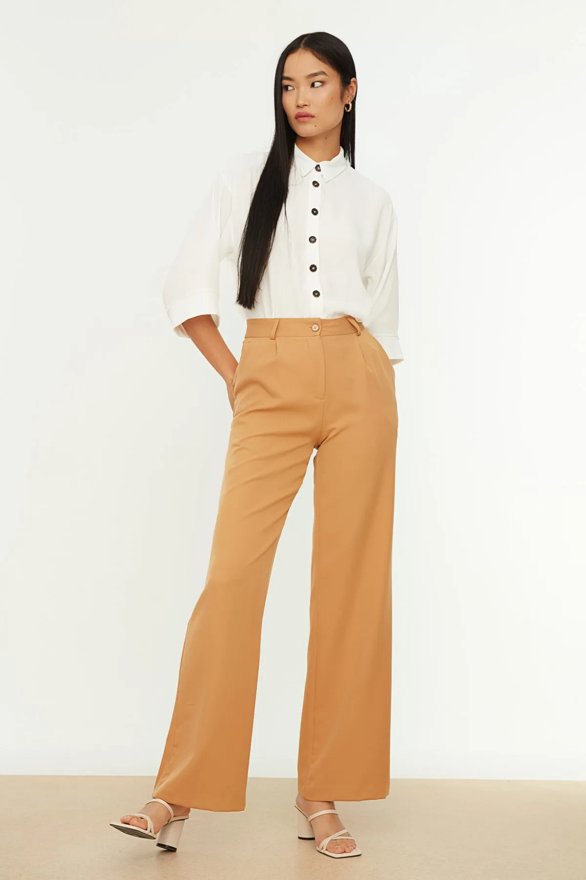 Trendyol Collection  Braune, gewebte Hose mit hoher Taille und weitem Bein/Plissee mit weitem Bein TWOAW21PL0076