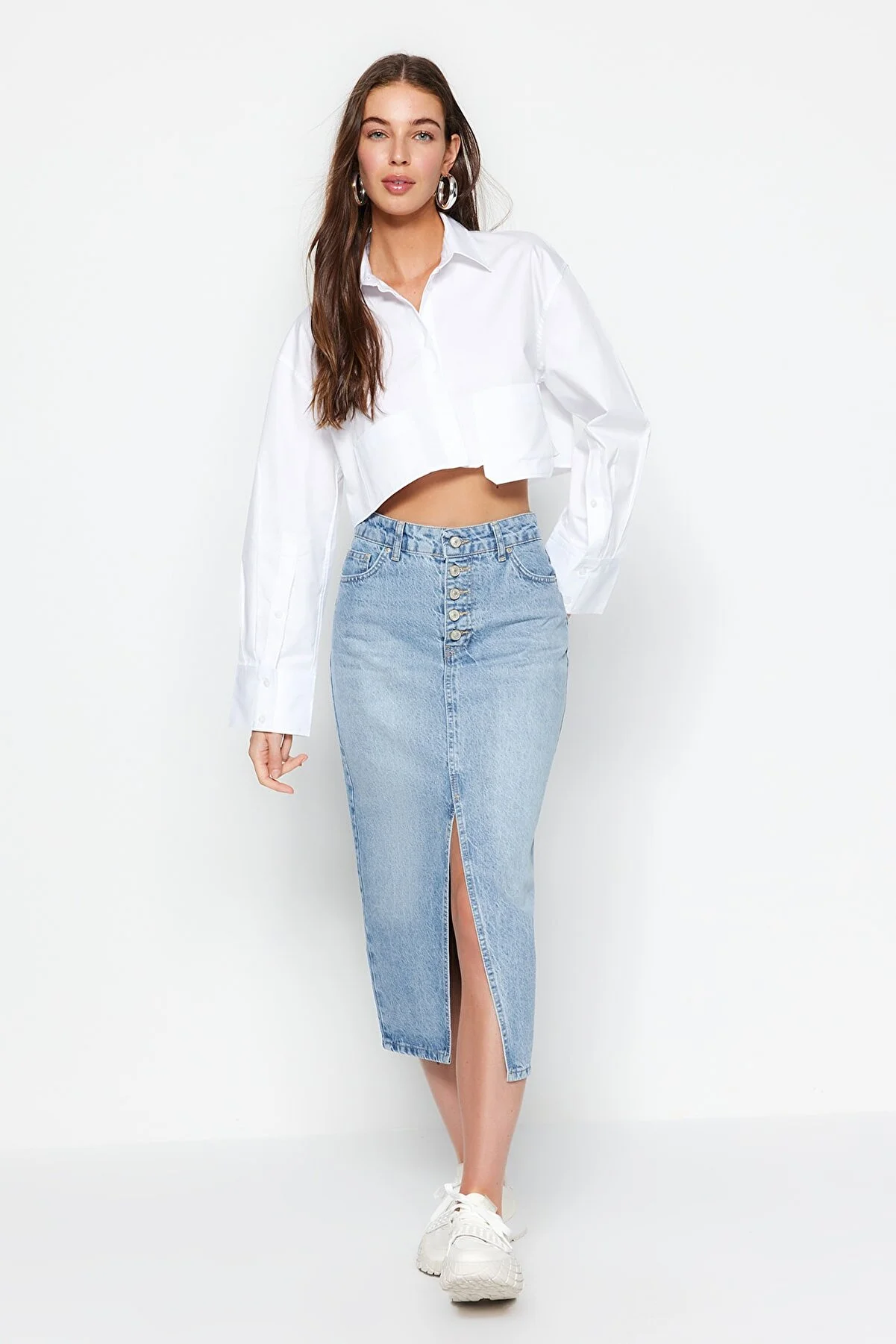 Trendyol Collection  Blauer Midi-Jeansrock mit Knopfleiste und Schlitz vorne TWOAW24ET00063