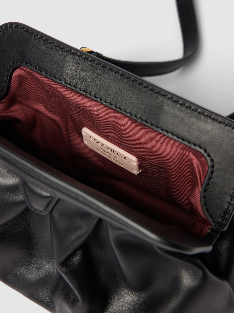 Pochette mit Label-Detail Modell 'DILETTA' in schwarz