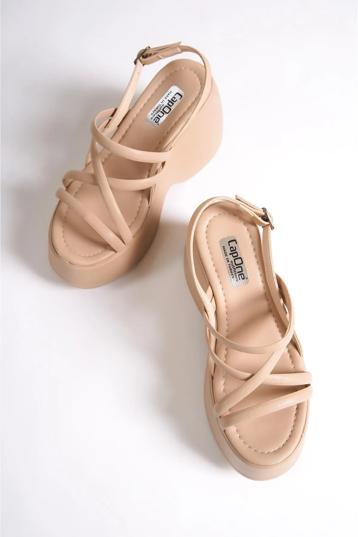 Capone Outfitters  Capone Damen-Sandalen mit hohem Keilabsatz und Knöchelriemen in Beige