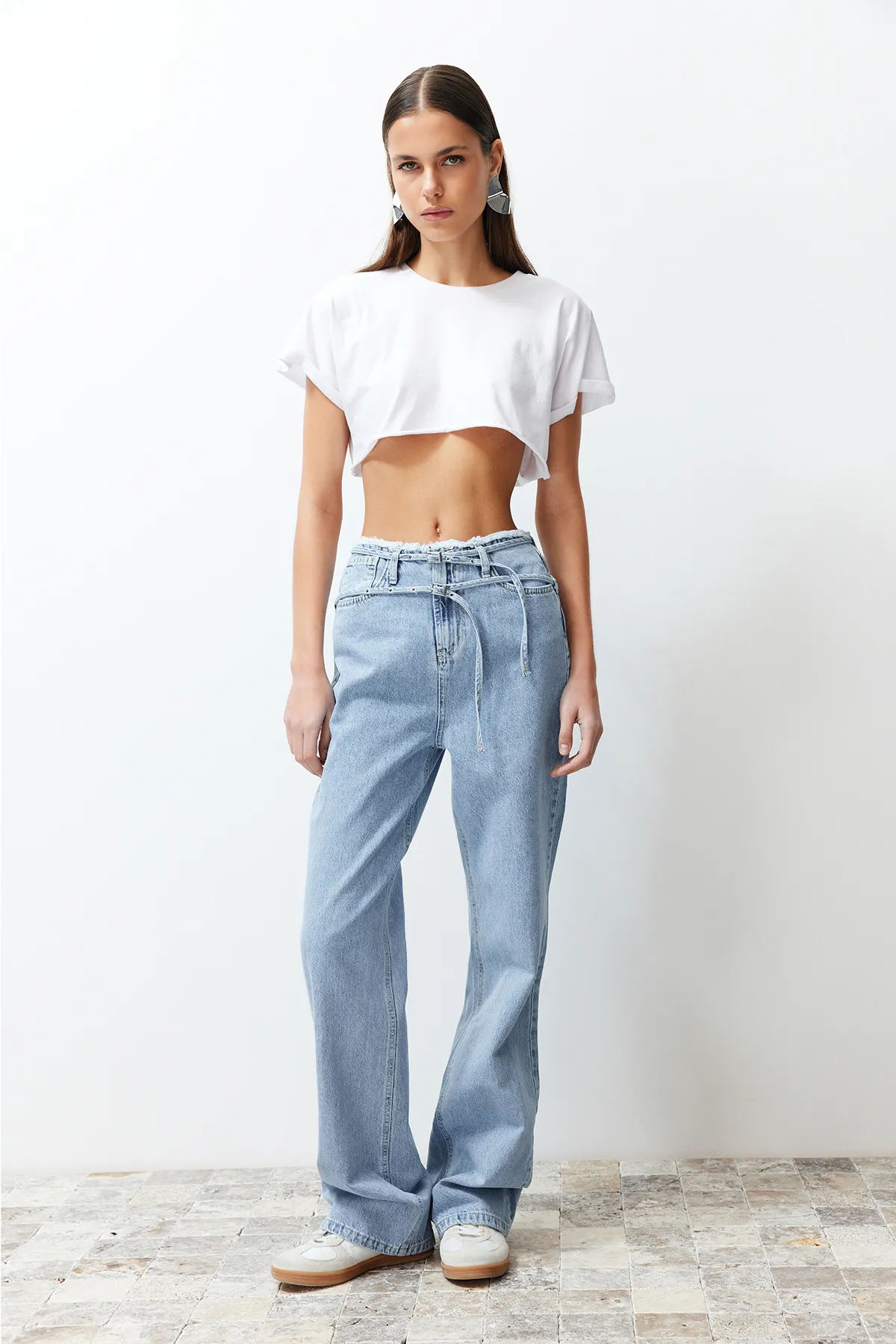 Trendyol Collection  Blaue, nachhaltigere Jeans mit weitem Bein und hoher Taille und detaillierter Taille TWOSS24JE00142