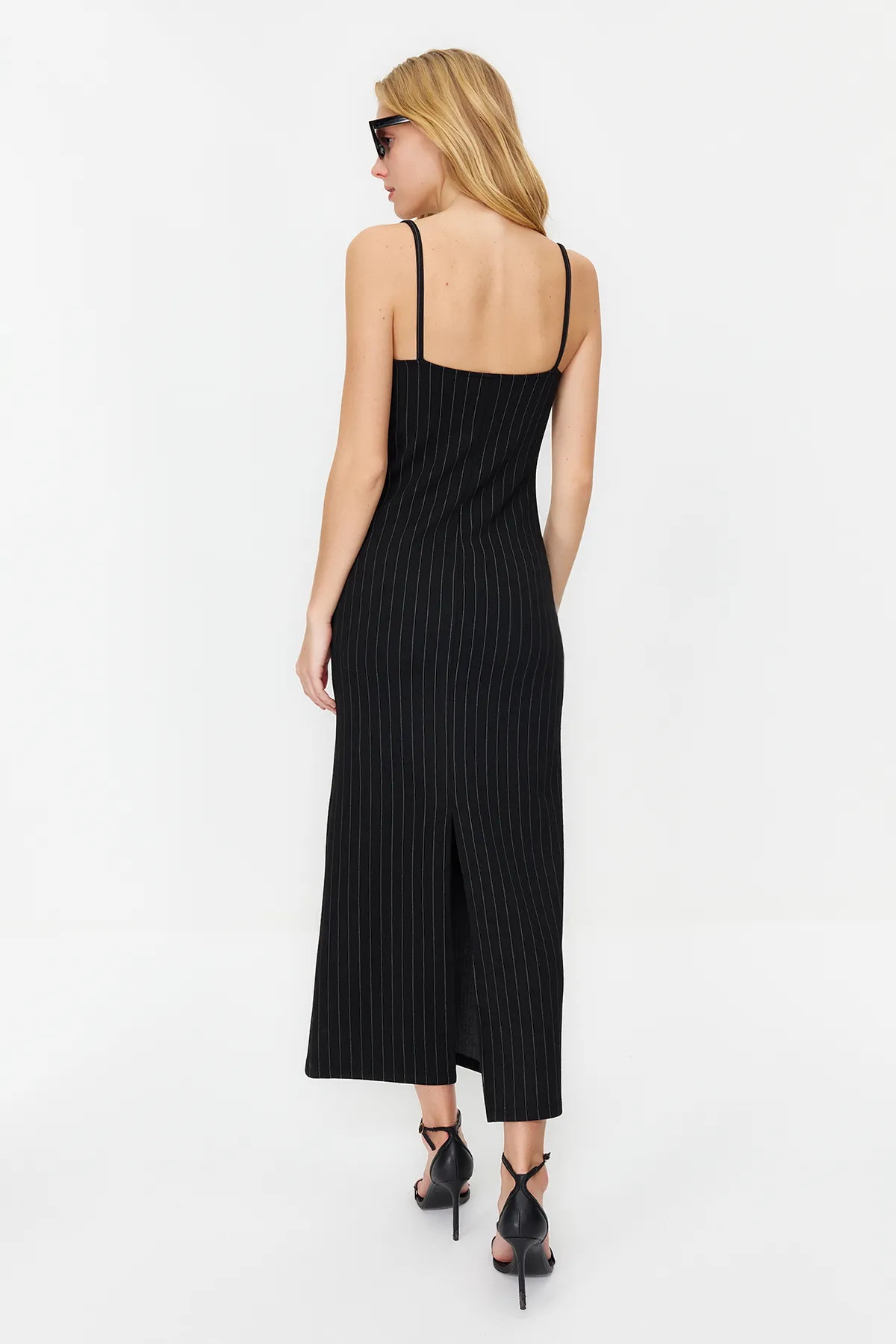 Trendyol Collection  Schwarzes, gestreiftes Bodycone/körperbetontes Maxi-Bleistiftkleid aus Strick mit Trägern TWOSS24EL00290