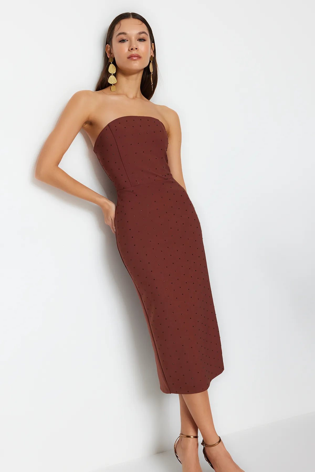 Trendyol Collection  Braunes, figurbetontes, gefüttertes, gewebtes, glänzendes Stein-Elegantes Abendkleid TPRSS23EL00476