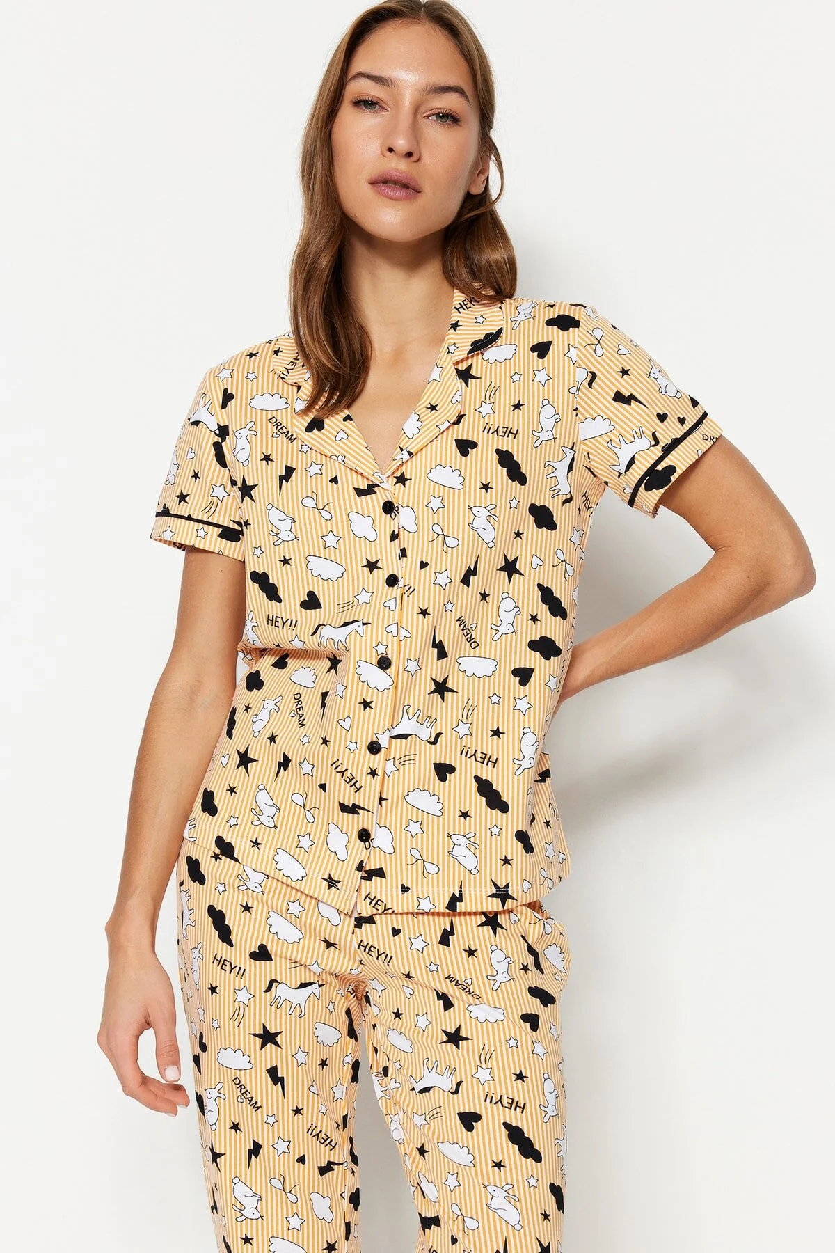 Trendyol Collection  Pfirsichfarbenes Strick-Pyjama-Set aus 100 % Baumwolle mit Paspeln und grafischem Muster aus Hemd und Hose THMSS19IP0037