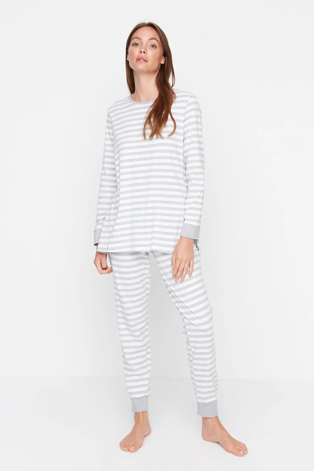 Trendyol Collection  Graues gestreiftes T-Shirt-Jogger-Pyjama-Set aus 100 % Baumwolle mit Strickmuster THMAW21PT0565