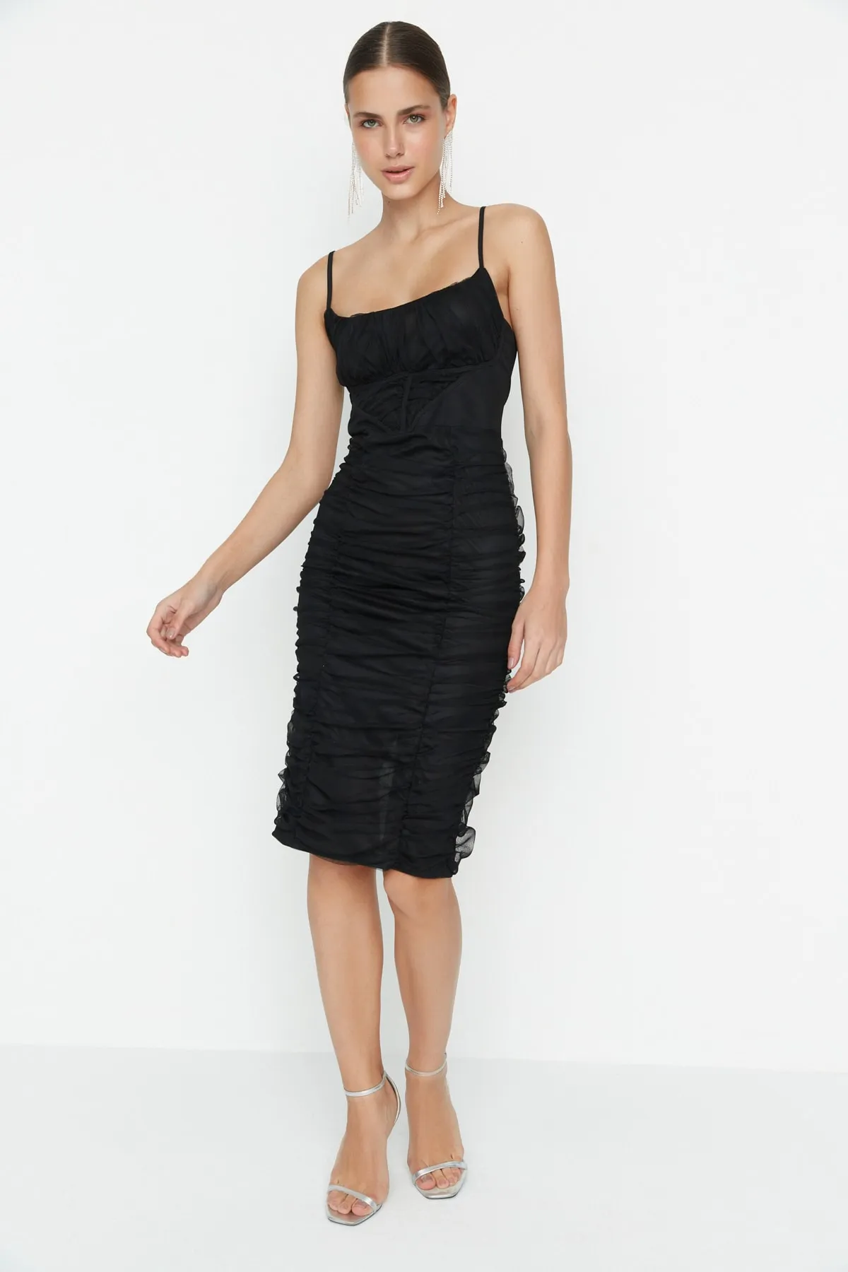 Trendyol Collection  Schwarzes, detailliertes, elegantes Abendkleid TPRSS22EL00006