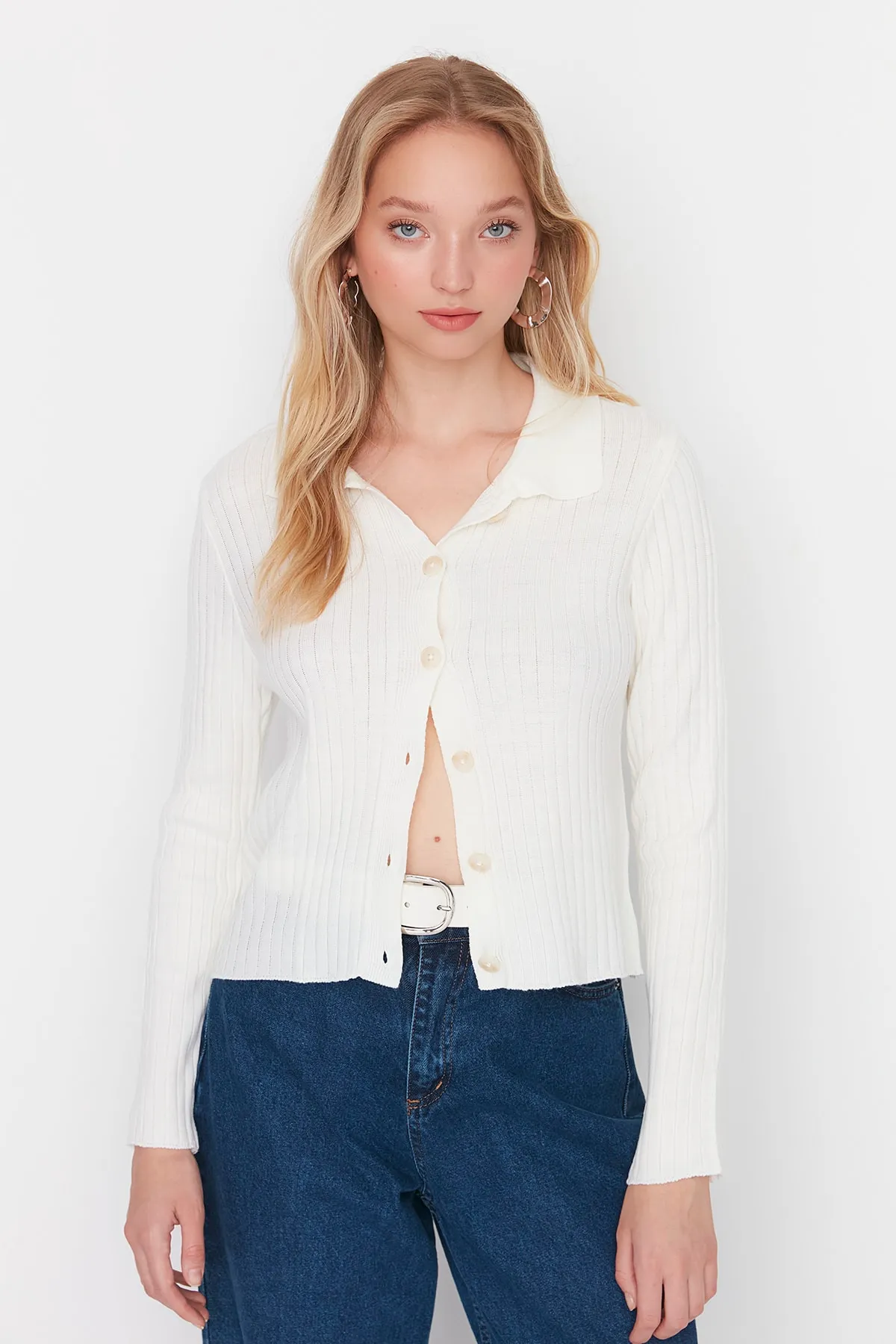 Trendyol Collection  Ecrufarbener Strickcardigan mit Polokragen TWOAW23HI00143