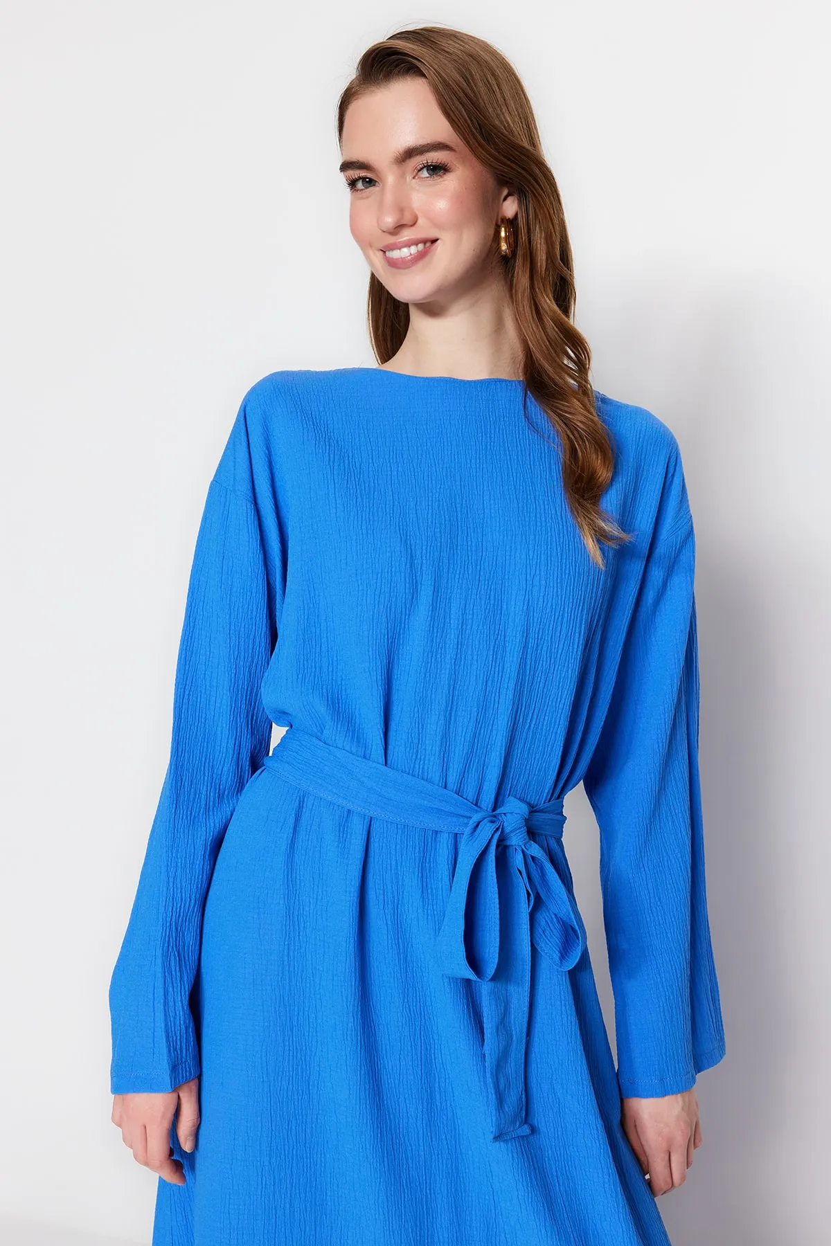 Trendyol Modest  Saks gewebtes Kleid mit Gürtel TCTSS23EB00043