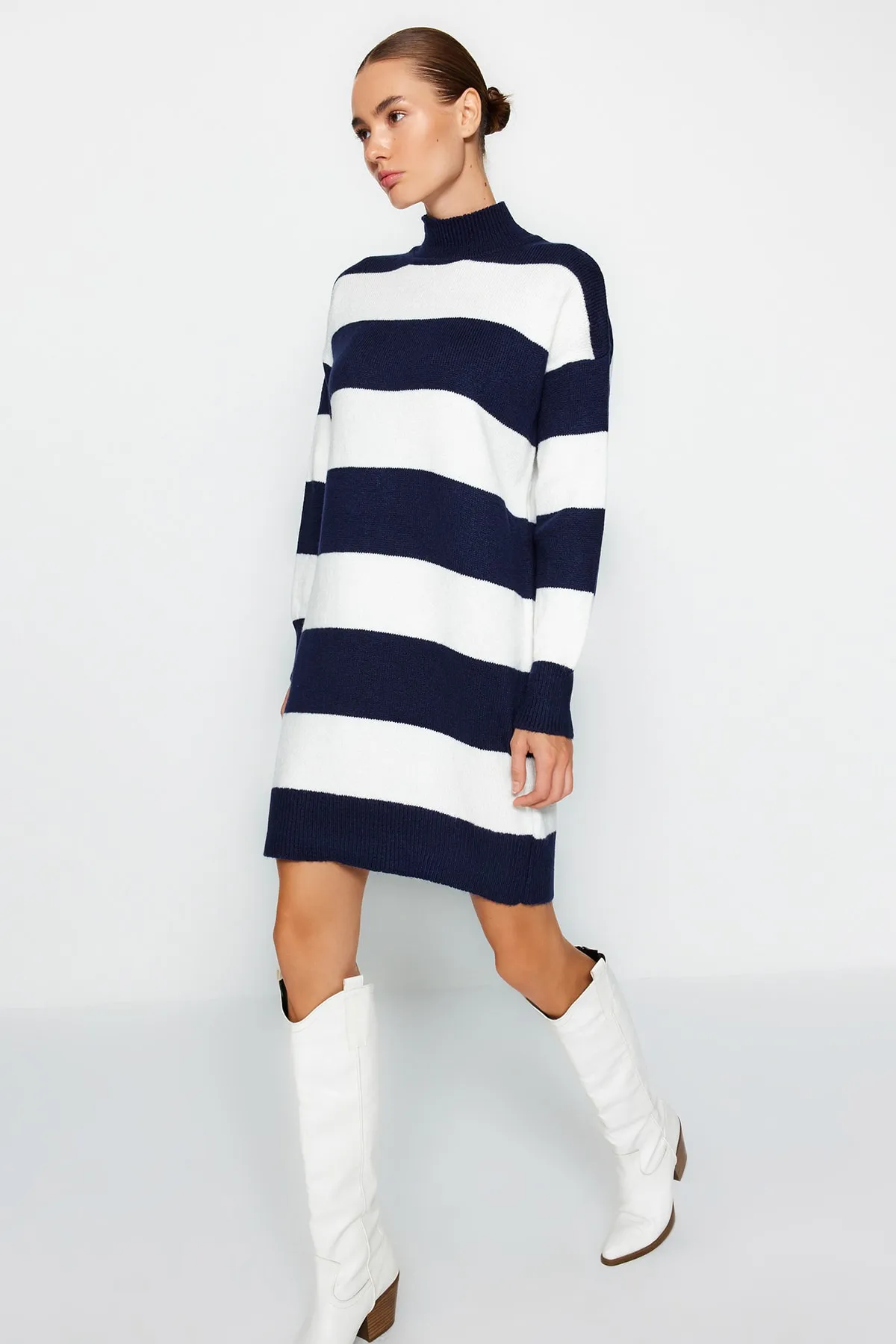 Trendyol Collection  Marineblaues Mini-Strickpulloverkleid mit hohem Kragen TWOAW24EL00059