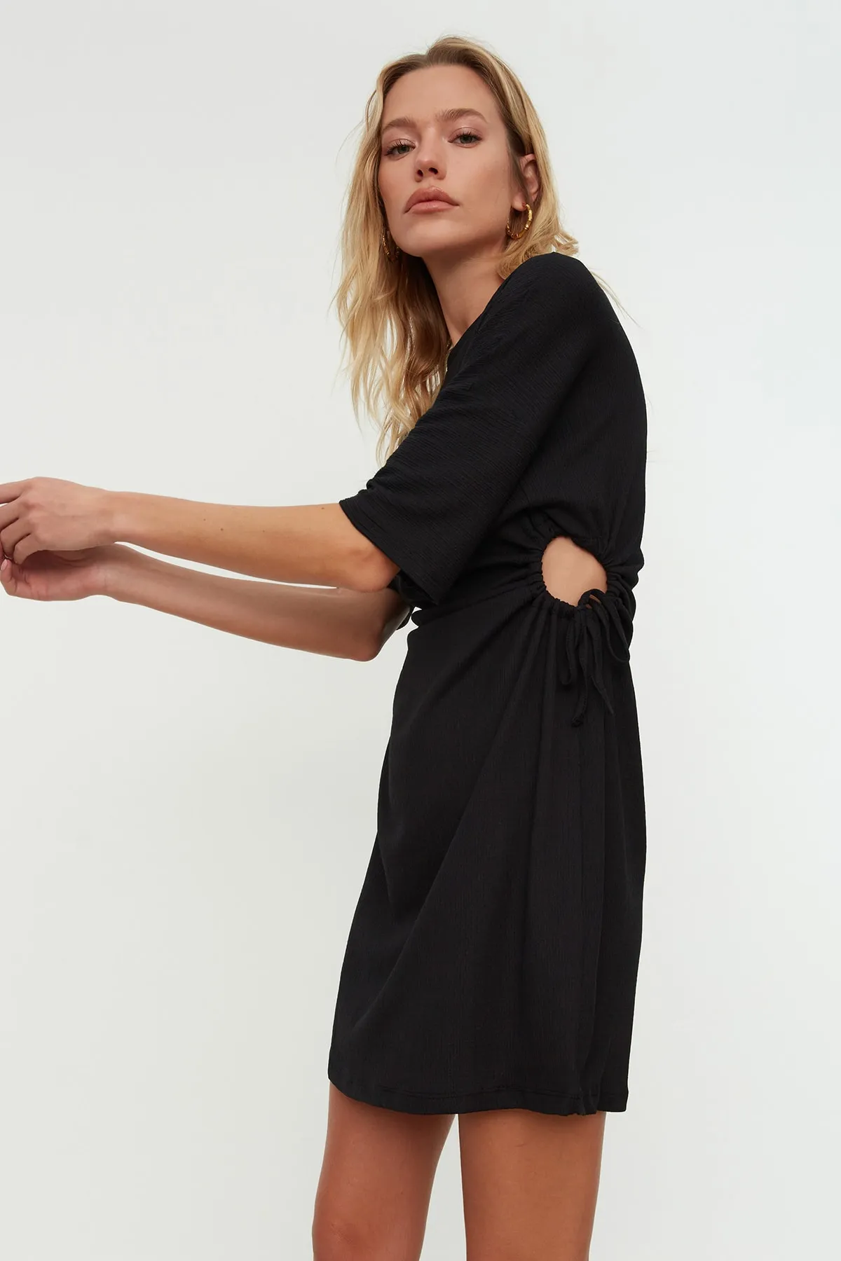 Trendyol Collection  Schwarzes Mini-Bleistiftkleid aus Strick mit Wickeltaille, Cut-Outs und Raffungen TWOSS22EL2082