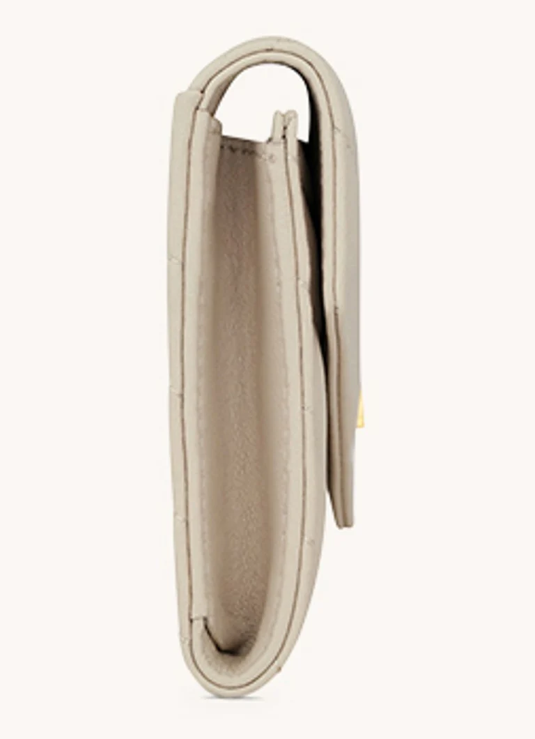 Portofel mic matlasat, tip clutch, de la Saint Laurent Cassandre, confecționat din piele de miel matlasată.