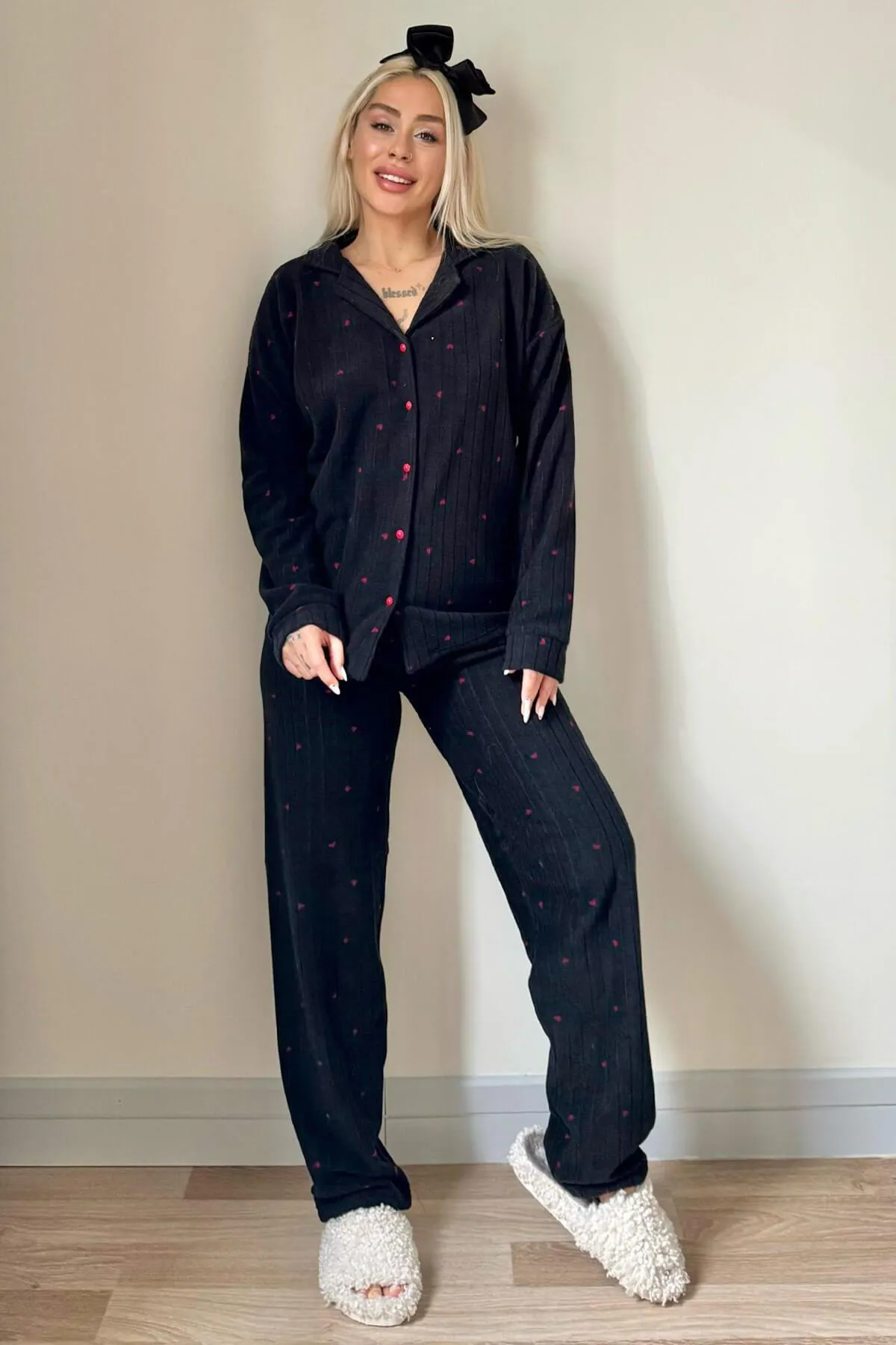 Pijamaevi  Schwarzes Pyjama-Set aus Plüschfleece mit Jantung-Muster und Knopfleiste vorn