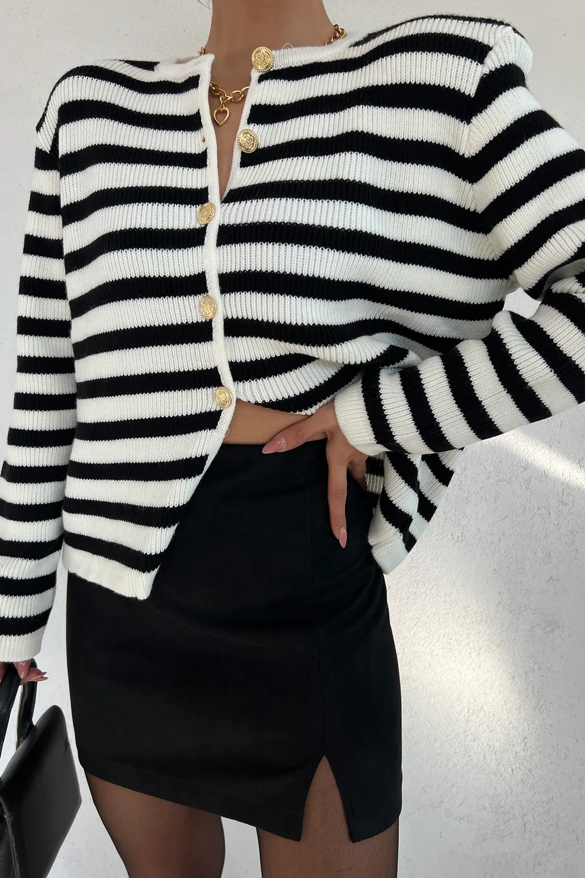 LE CARAMBOLE  Damen-Cardigan aus geripptem Strick mit Rundhalsausschnitt, weiß und schwarz gestreift