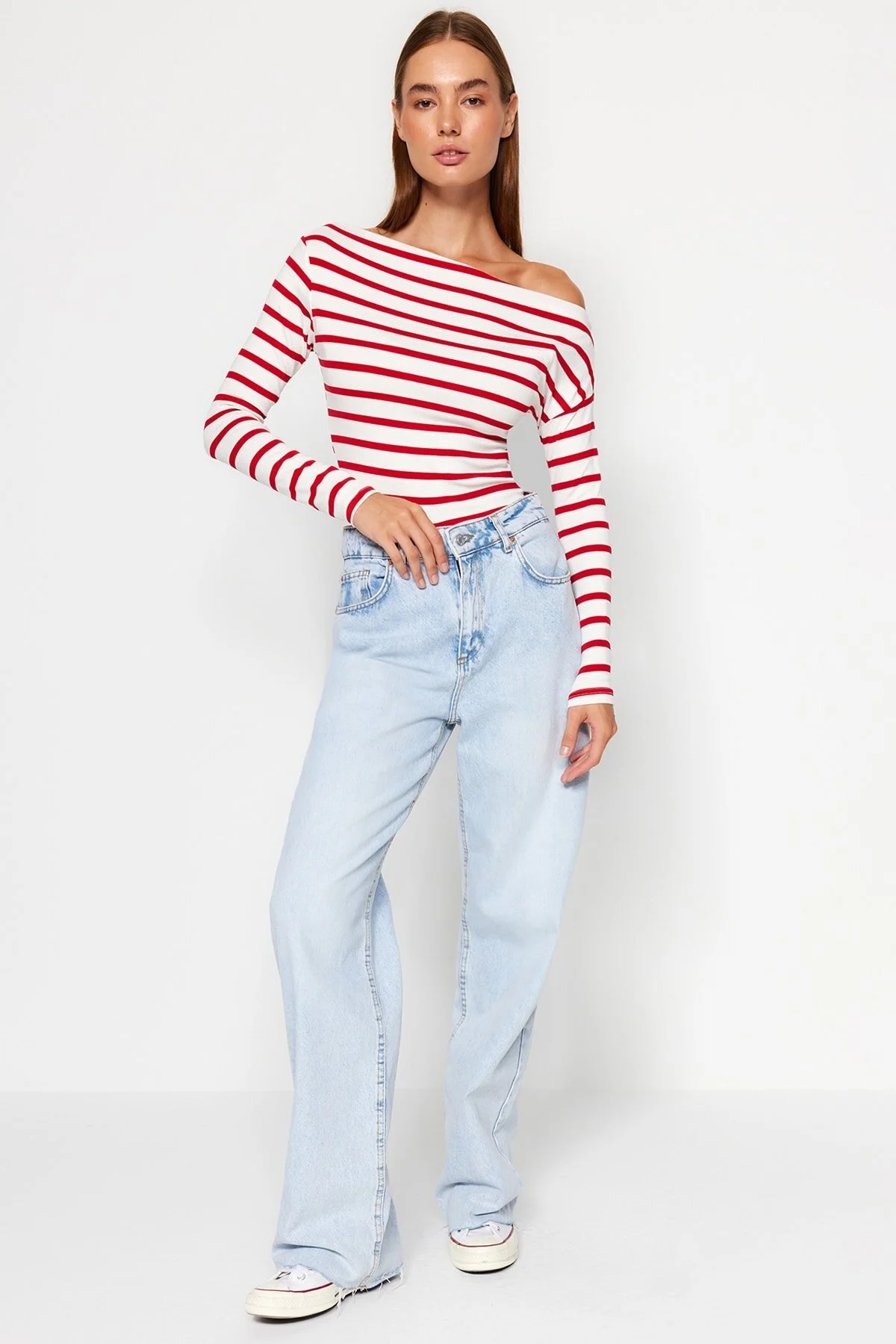 Trendyol Collection  Rot gestreifte, taillierte Strickbluse aus hochwertigem, weichem Stoff mit U-Boot-Ausschnitt TWOAW24BZ00227