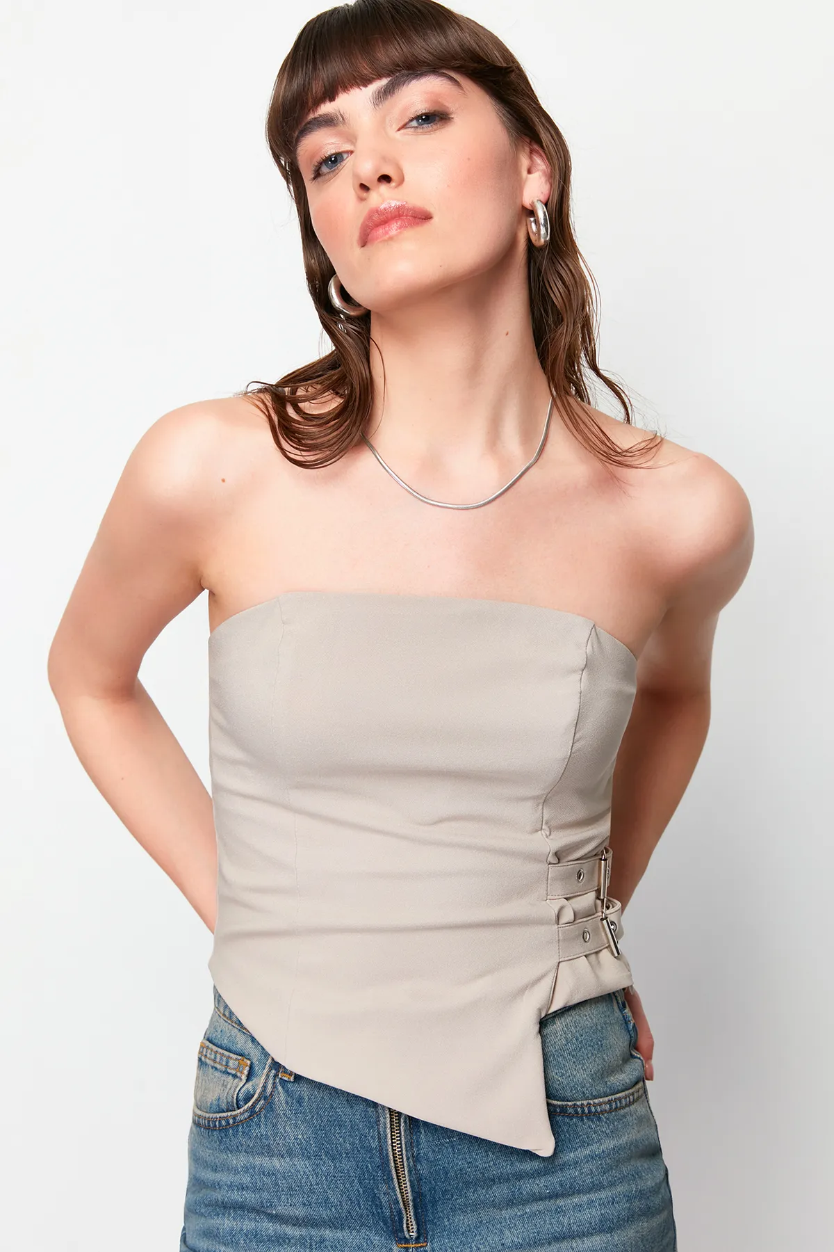 Trendyol Collection  Nerzfarbene, trägerlose, taillierte, gewebte Bluse mit Gürtelschnallendetail TWOSS24BZ00349
