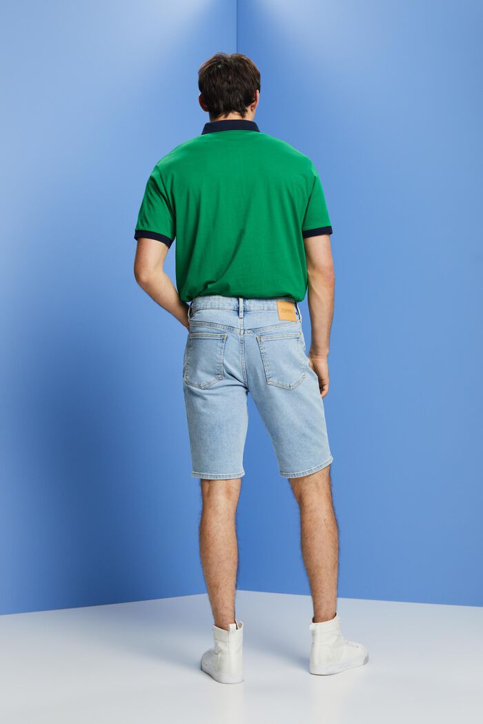Lockere Jeansshorts in schmaler Passform