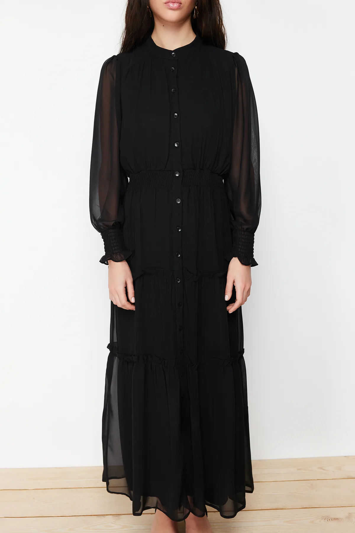 Trendyol Modest  Schwarzes Hemdkleid aus gewebtem Chiffon mit Ärmeln und Taille und detailliertem Futter TCTSS24EB00046