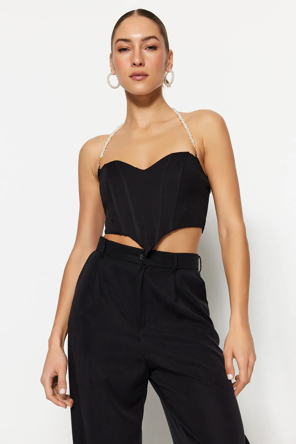 Trendyol Collection  Schwarzes Crop-Bustier mit gewebten Accessoires TPRSS23BS00018