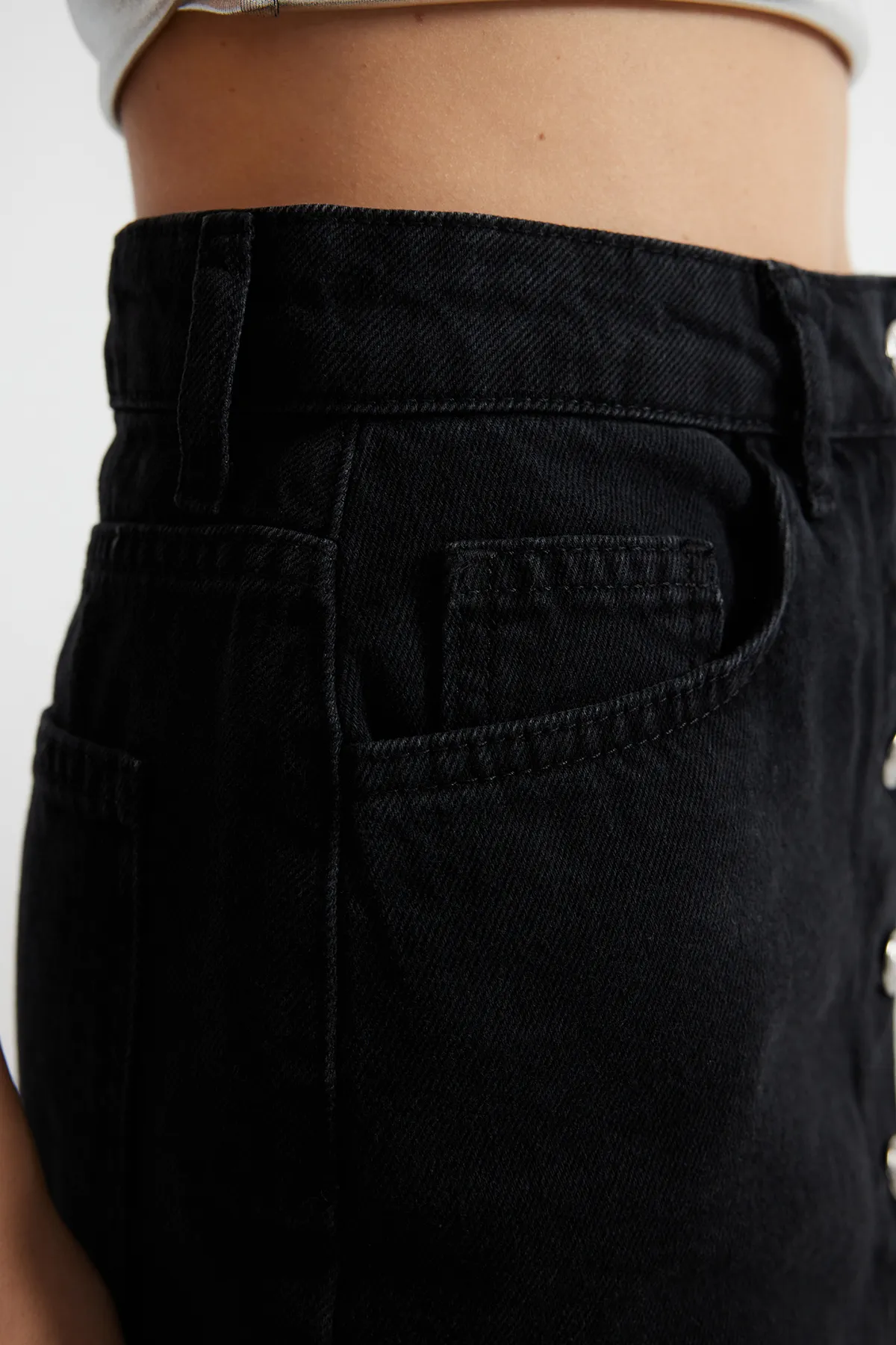 Trendyol Collection  Schwarzer, vorne geknöpfter Mini-Jeansrock mit hoher Taille TWOSS24ET00083