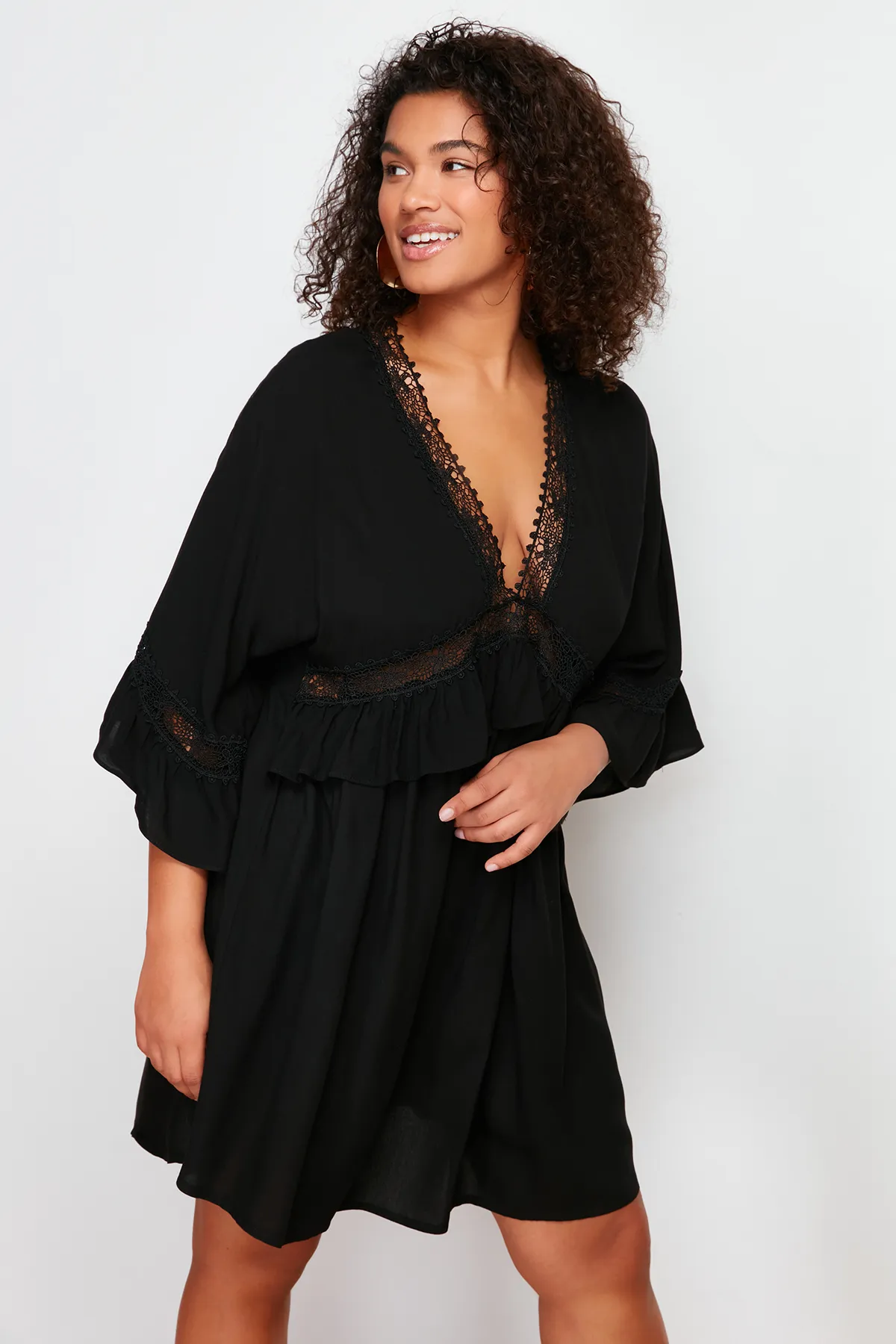 Trendyol Curve  Schwarzes Mini-Strandkleid mit gewebten Streifen TBBSS24AH00134