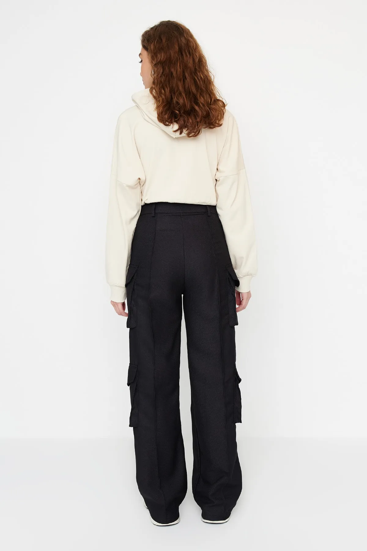 Trendyol Collection  Schwarze gewebte Cargohose mit hoher Taille und Taschen TWOAW23PL00373