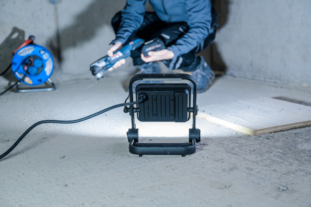 Lampe de chantier LED Brennenstuhl 1171250547 JARO 7060 M / Projecteur de travail extérieur LED 50 W